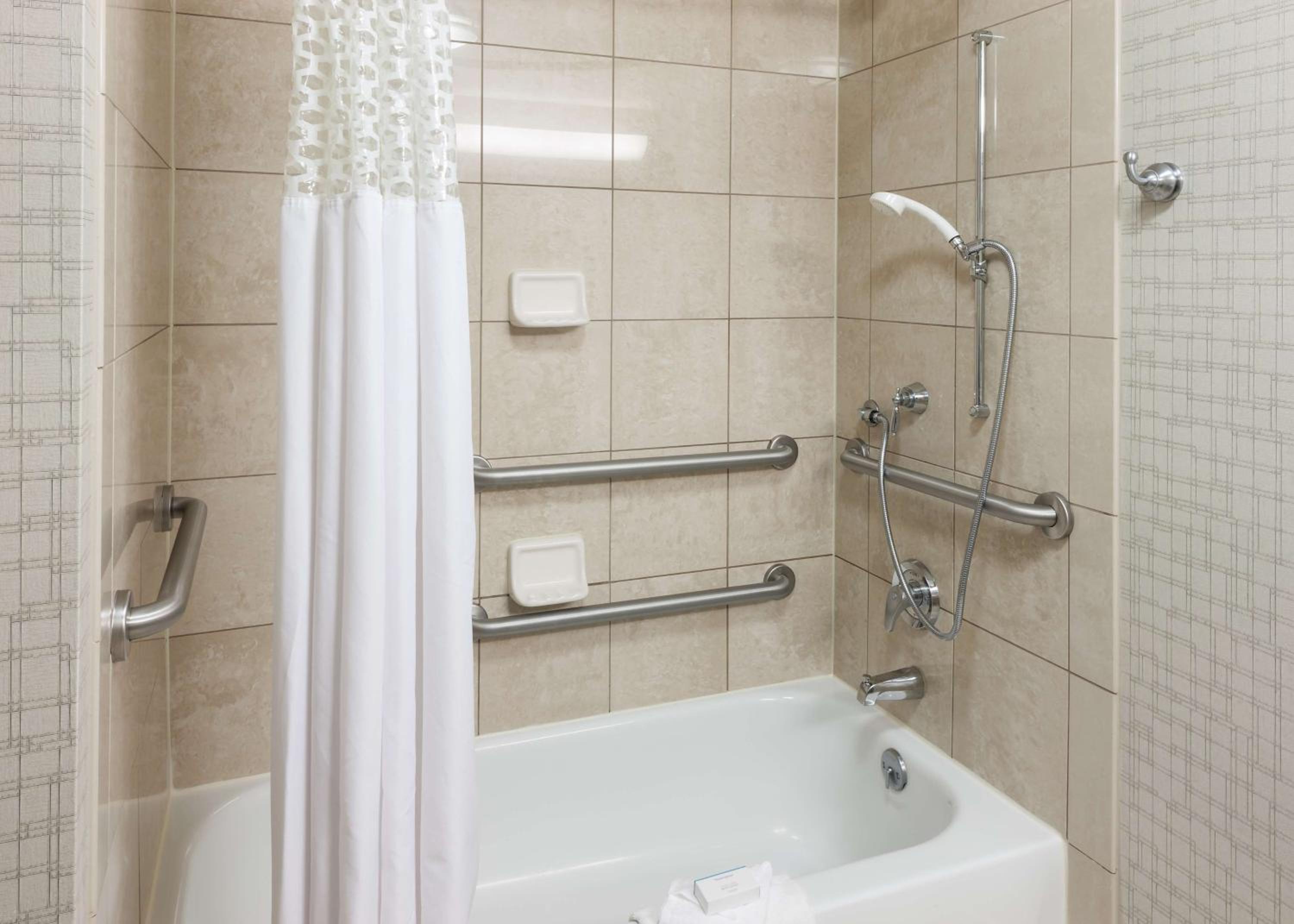 King Room with Accessible Tub - Mobility and Hearing Access/Non-Smoking - Photo 2
