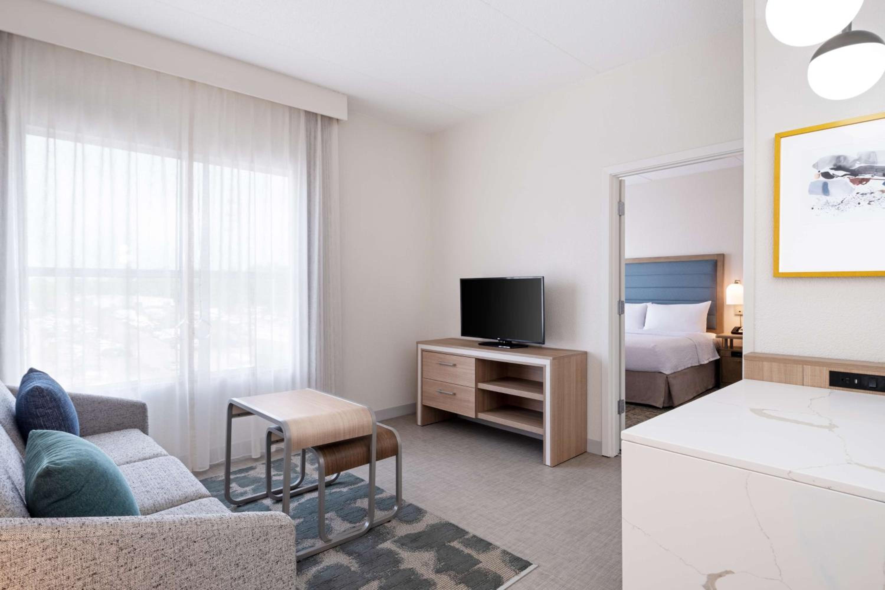King Suite with Accessible Tub - Mobility and Hearing Access/Non-Smoking - Photo 4