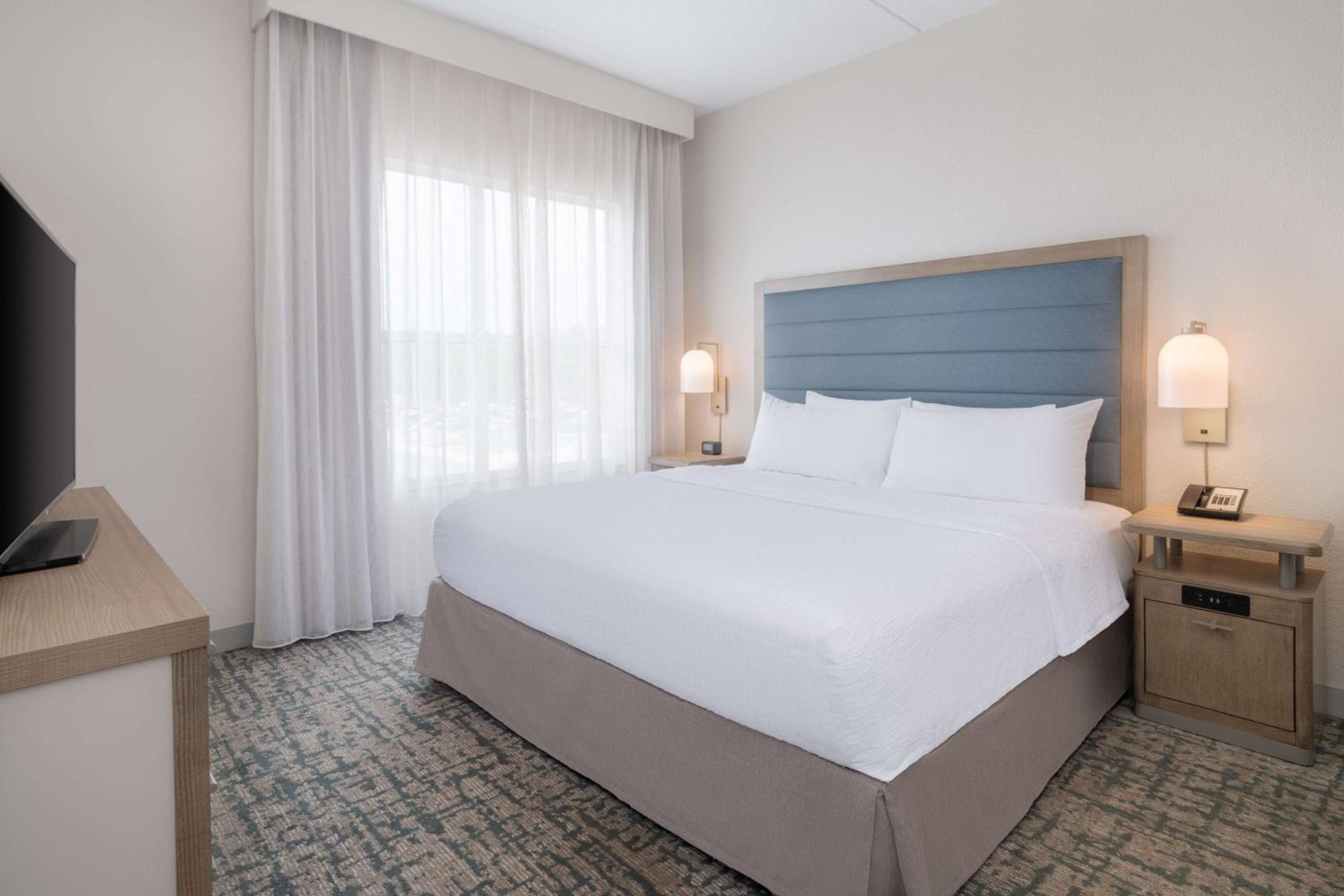 King Suite with Accessible Tub - Mobility and Hearing Access/Non-Smoking - Photo 1