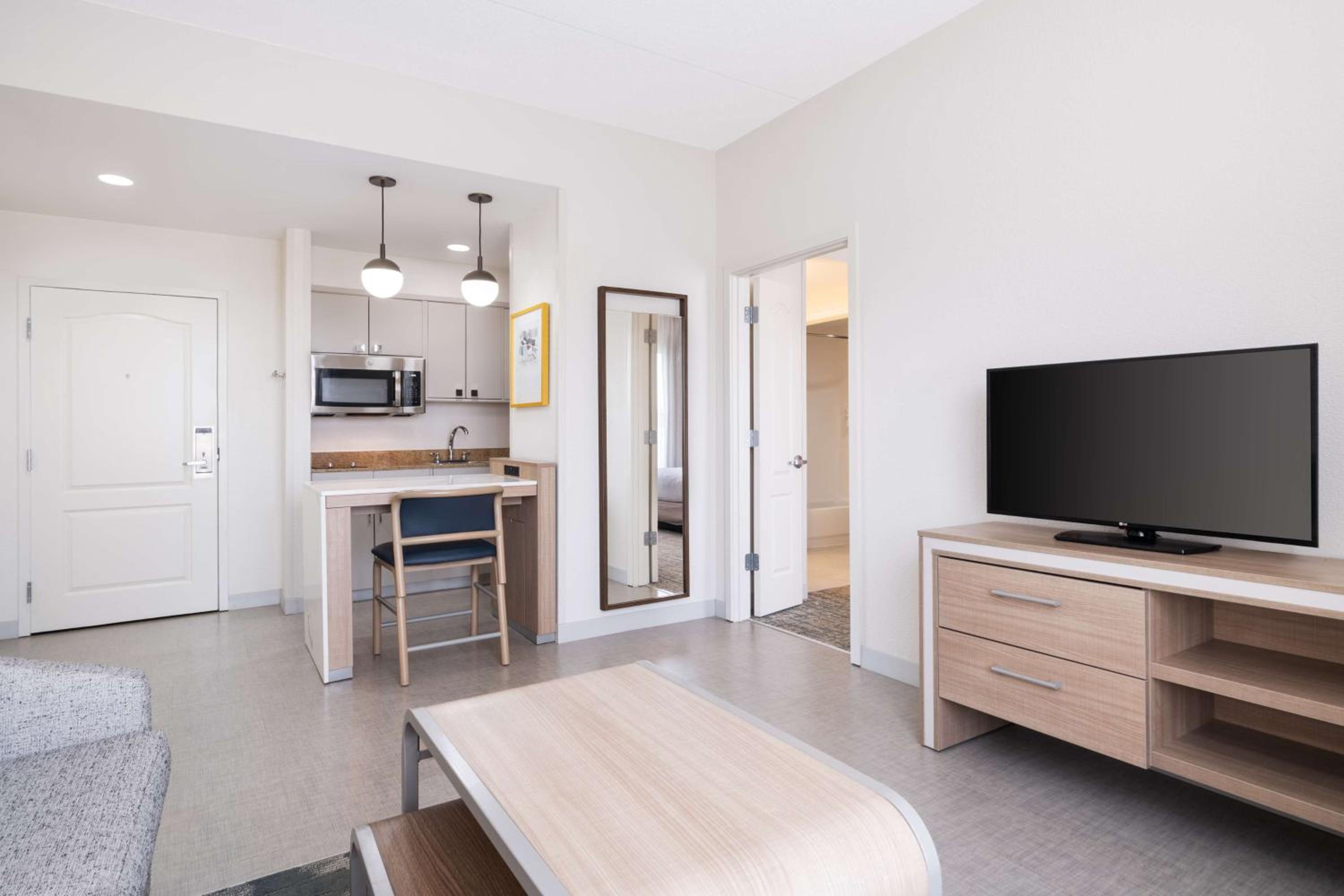 One-Bedroom Queen Suite with Two Queen Beds - Non-Smoking - Photo 2