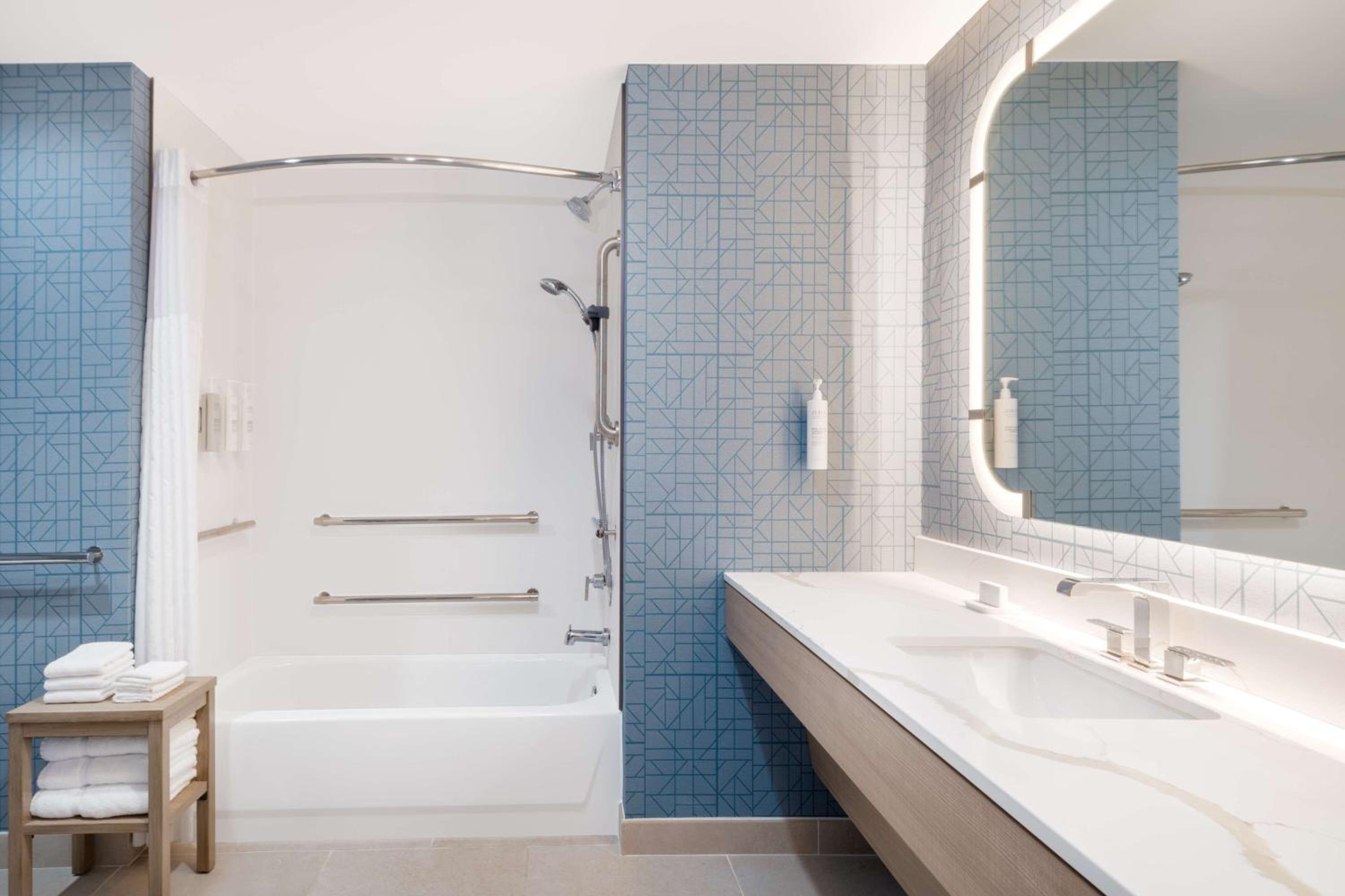 King Suite with Accessible Tub - Mobility and Hearing Access/Non-Smoking - Photo 3