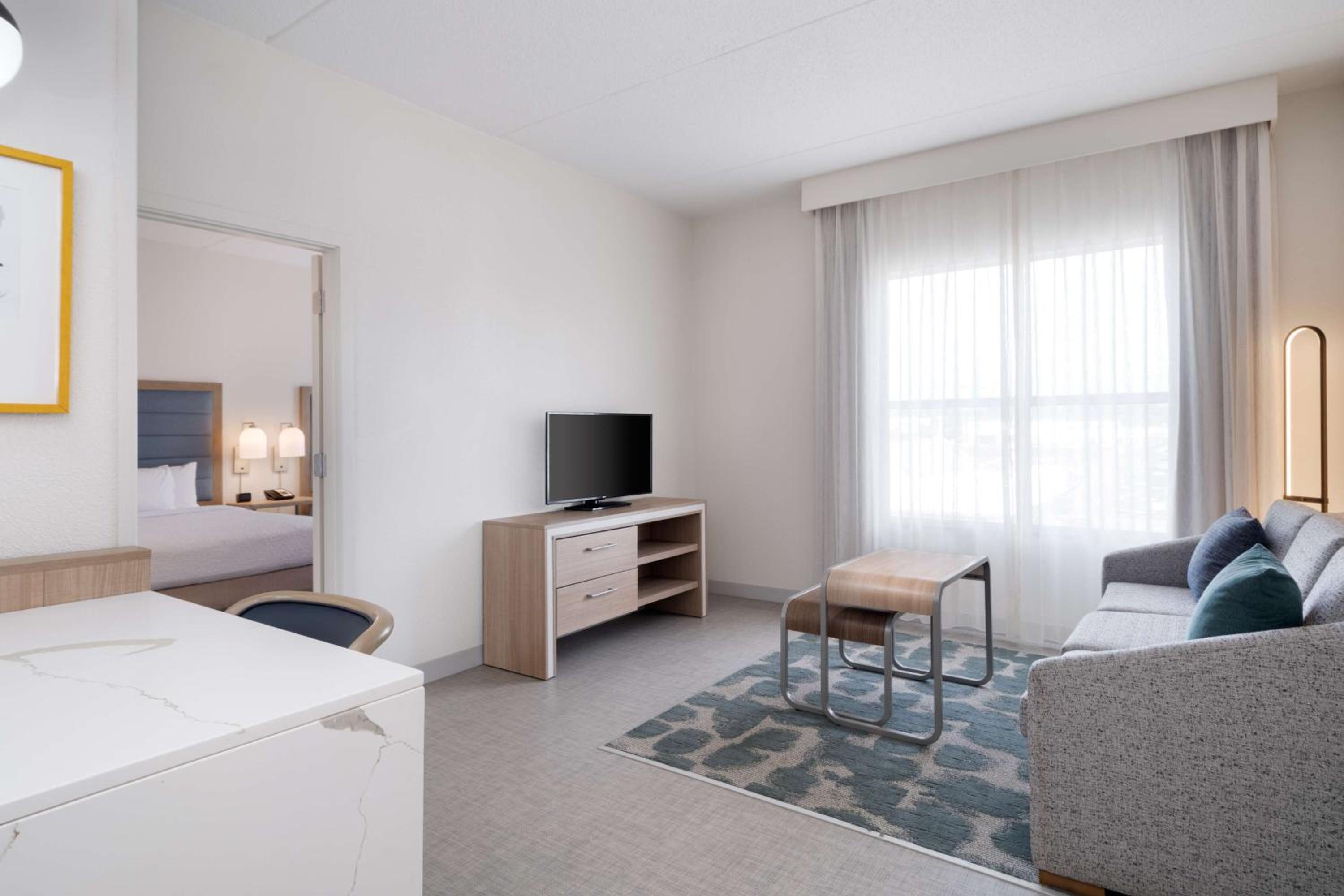 One-Bedroom Queen Suite with Two Queen Beds - Non-Smoking - Photo 3
