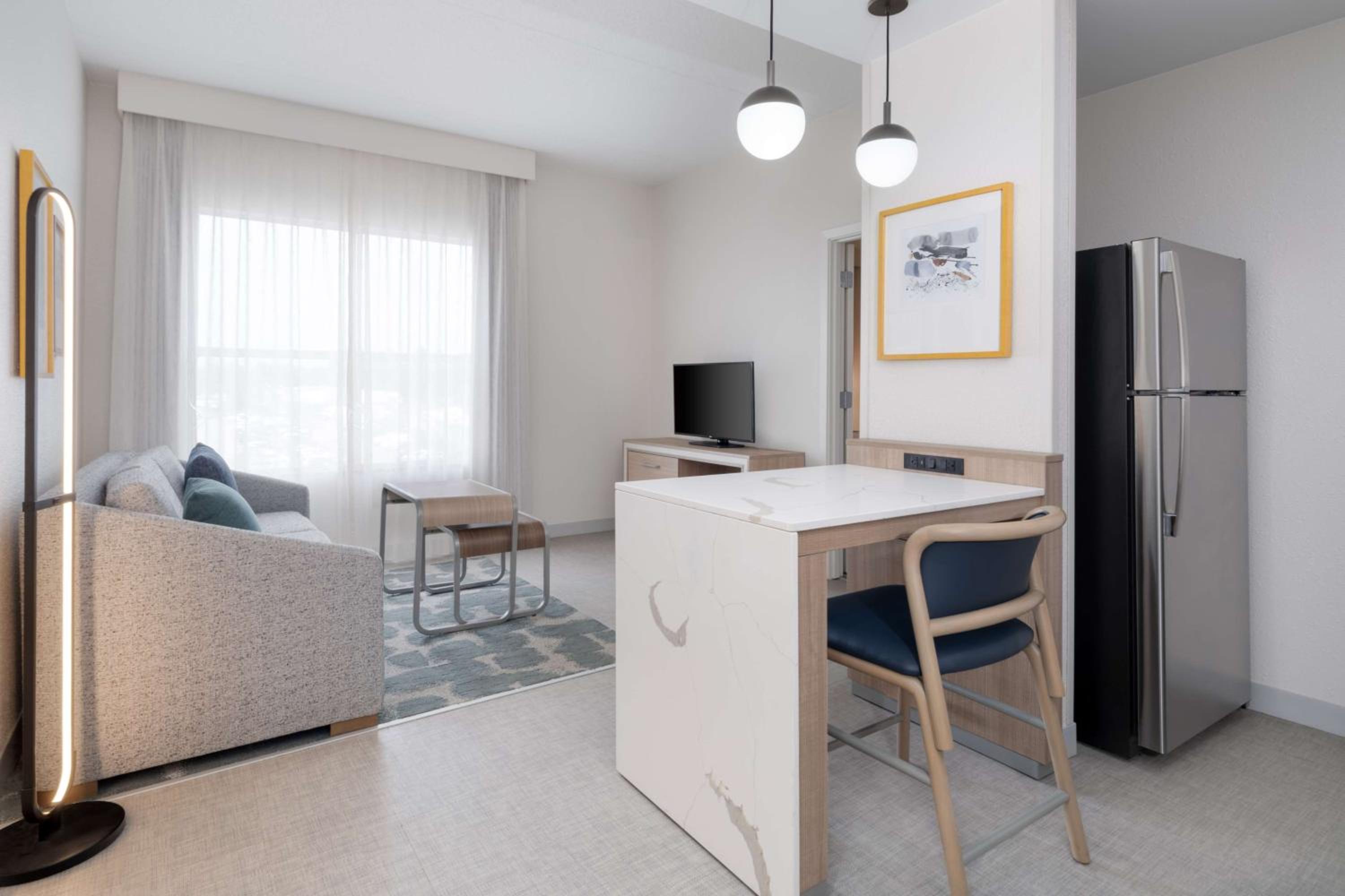 King Suite with Accessible Tub - Mobility and Hearing Access/Non-Smoking - Photo 2