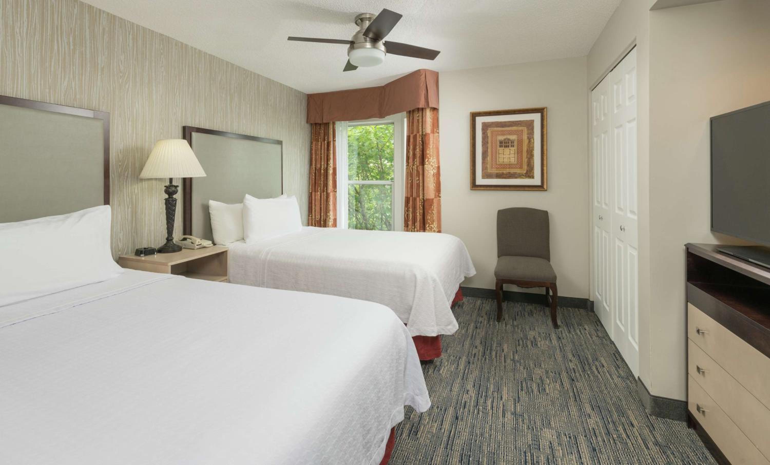 One-Bedroom Suite with Two Double Beds and Sofa Bed - Fireplace photo 2