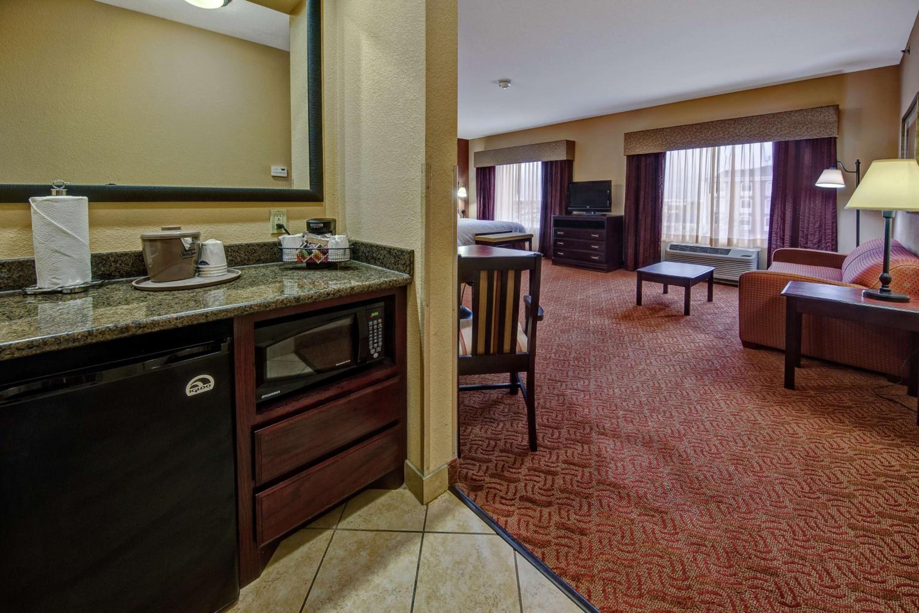 King Studio Suite with Whirlpool - Non-Smoking - Photo 1