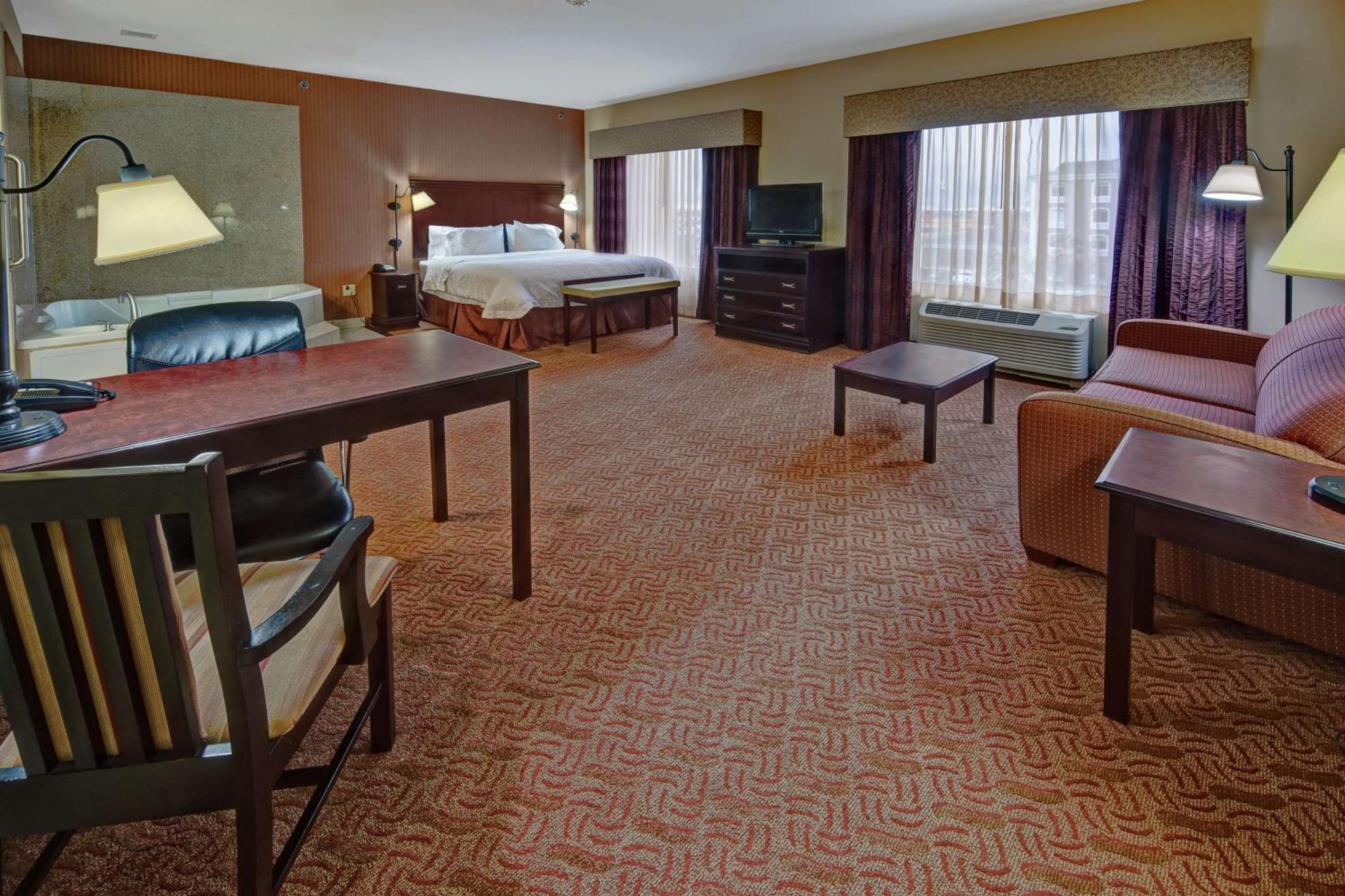 King Studio Suite with Whirlpool - Non-Smoking - Photo 3