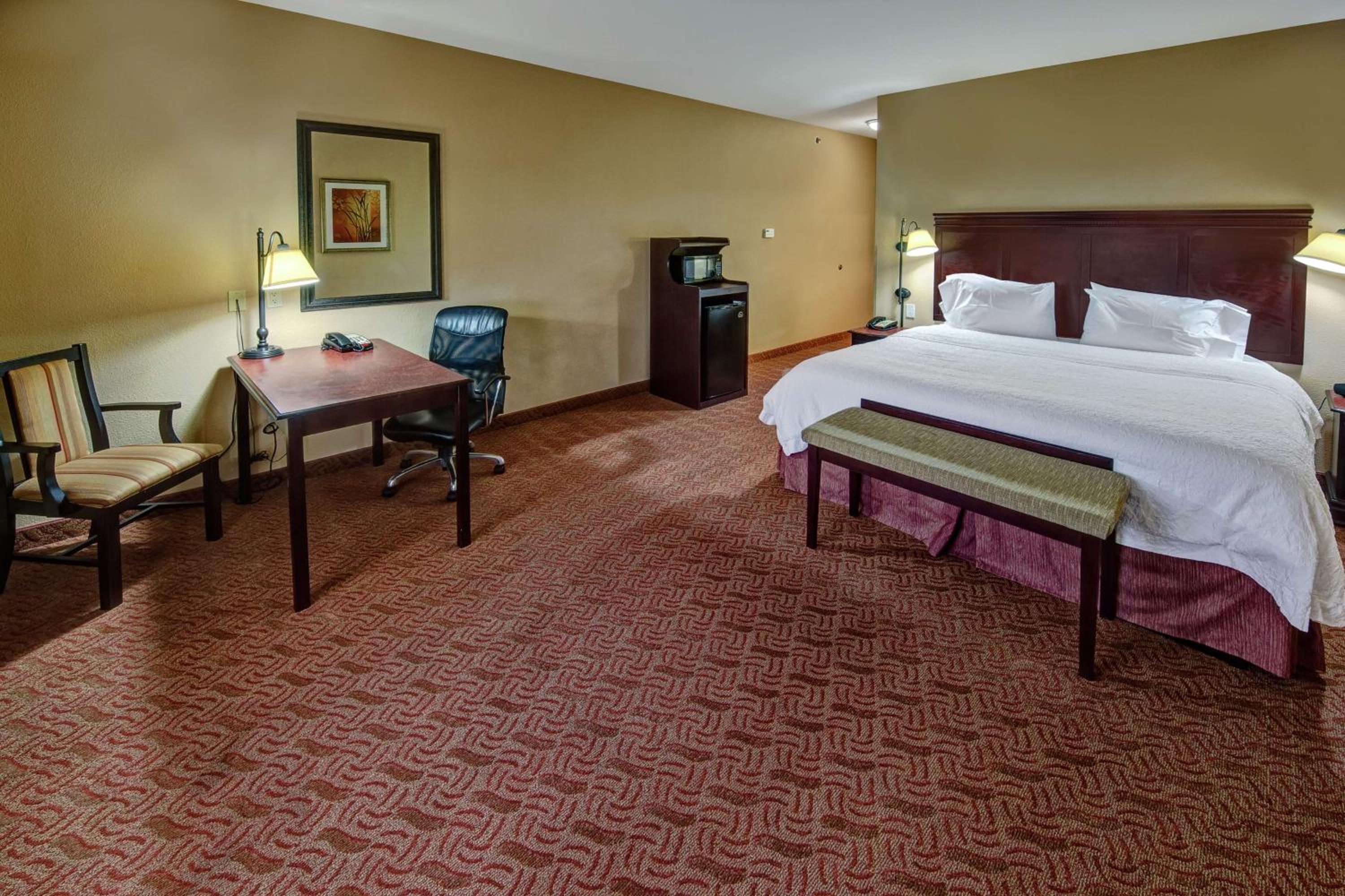 King Room with King Bed - Non-Smoking - Photo 3
