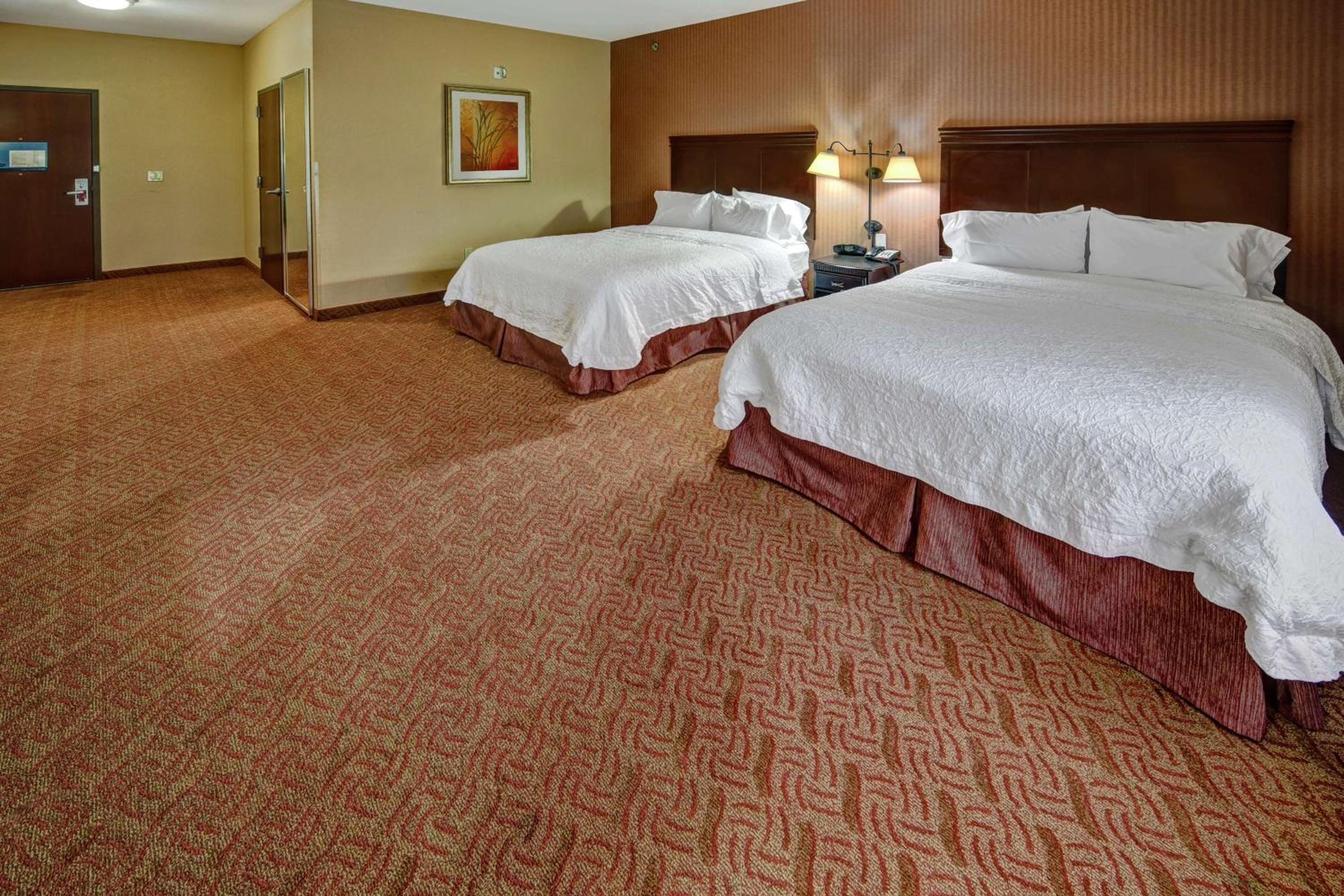 Room with Two Queen Beds - Non-Smoking - Photo 3