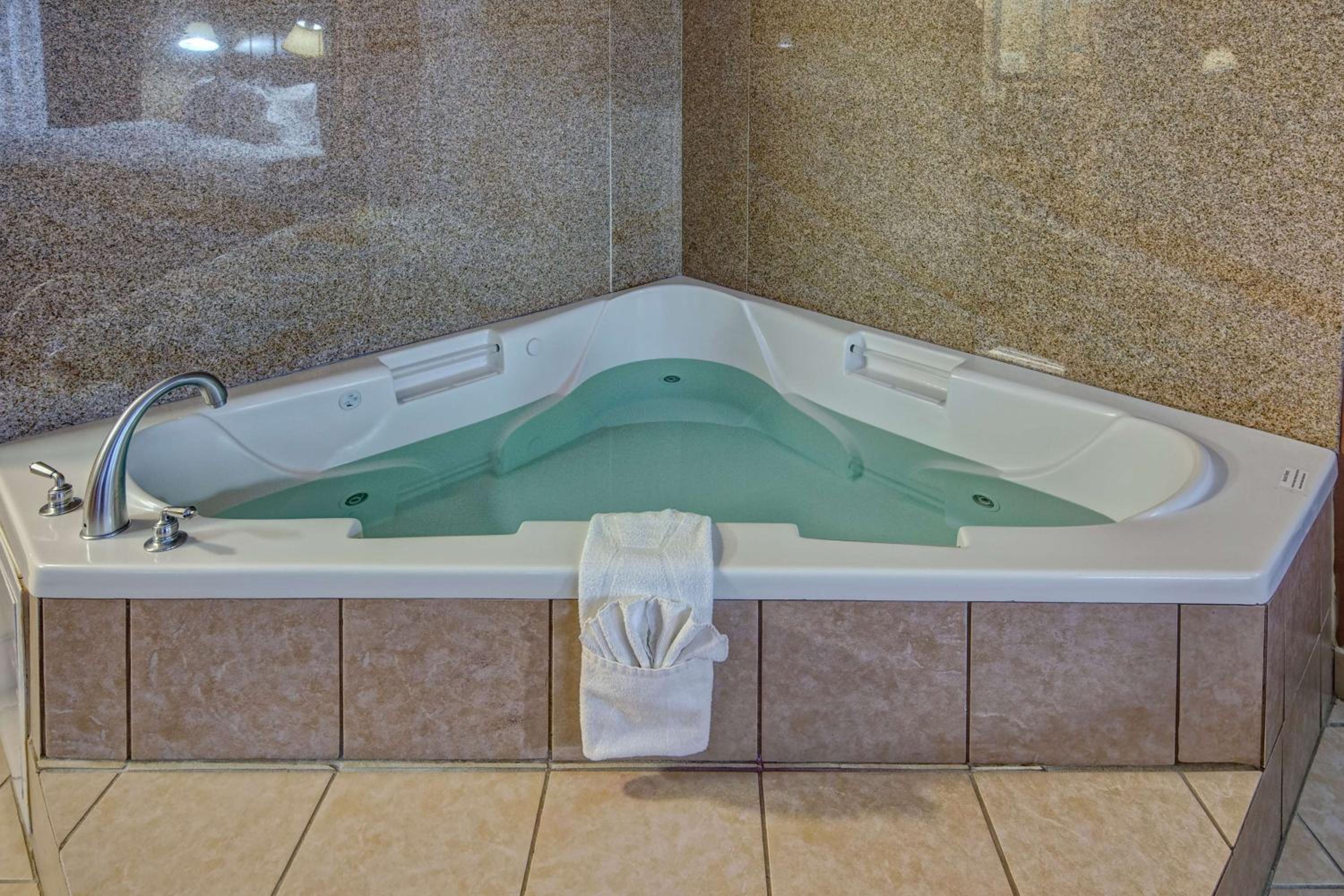 King Studio Suite with Whirlpool - Non-Smoking - Photo 2