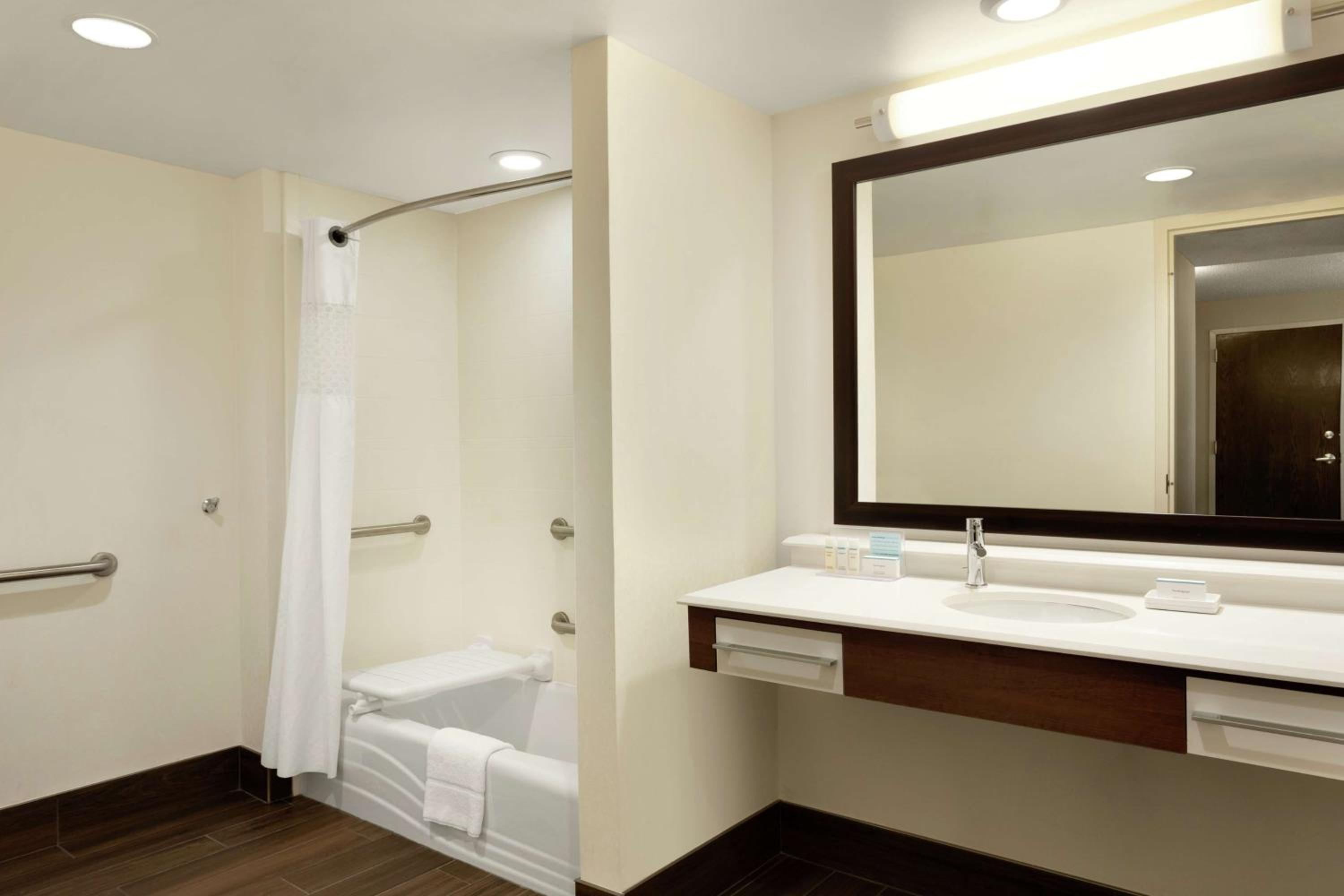 Suite with Two Double Beds - Mobility/Hearing Accessible - Non-Smoking - Photo 5