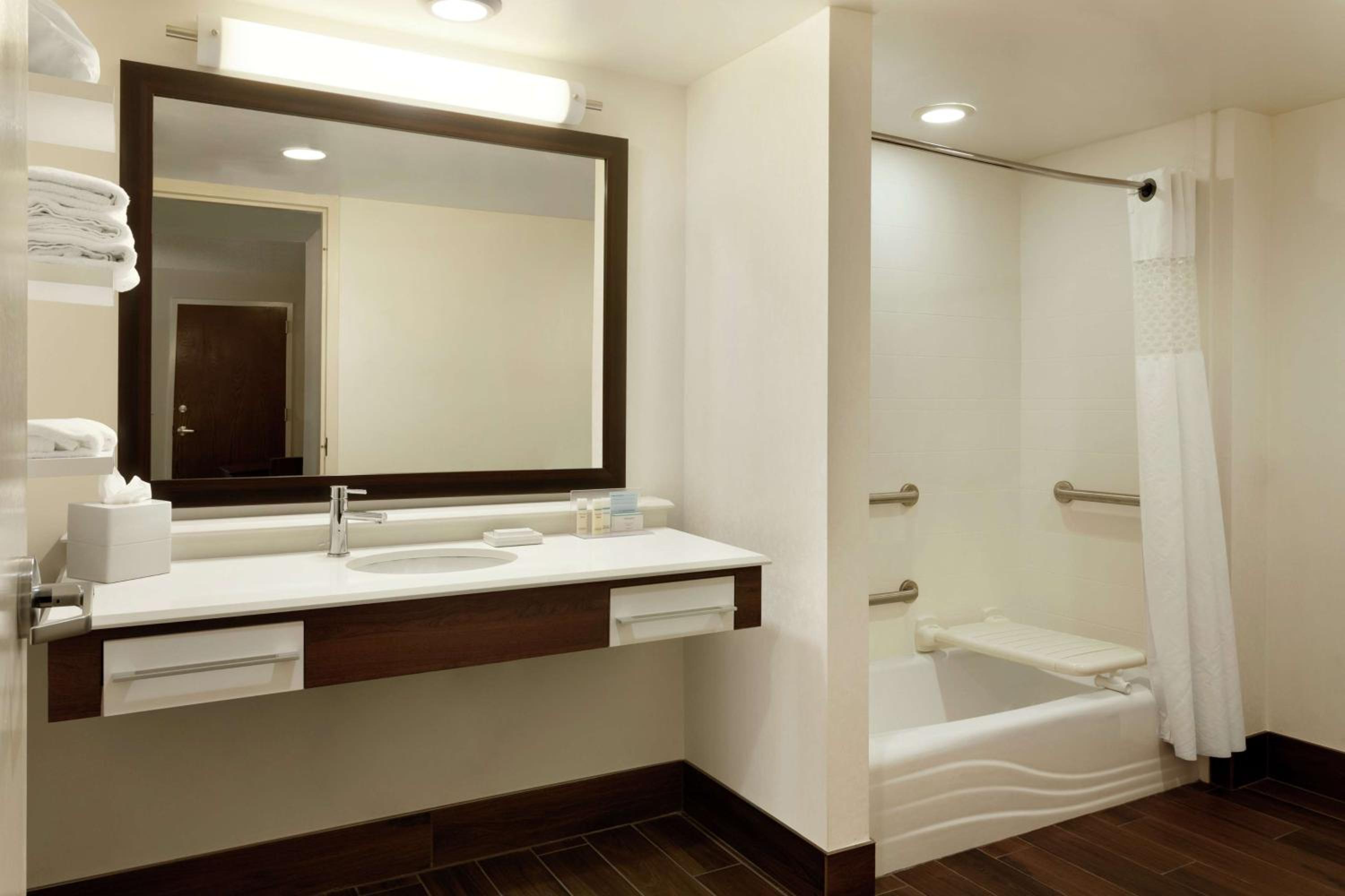 King Room with King Bed - Non-Smoking - Photo 2