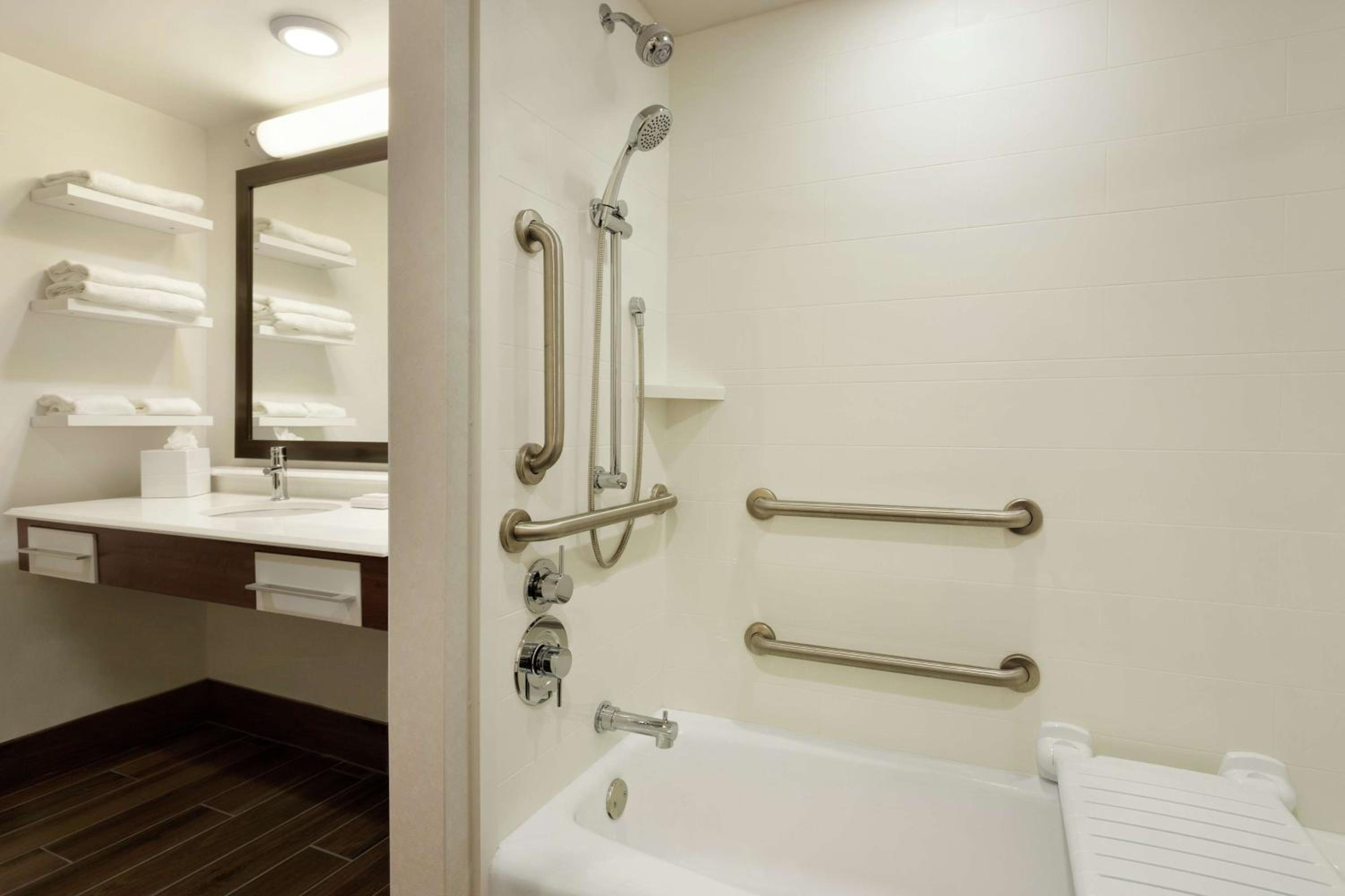 Suite with Two Double Beds - Mobility/Hearing Accessible - Non-Smoking - Photo 6