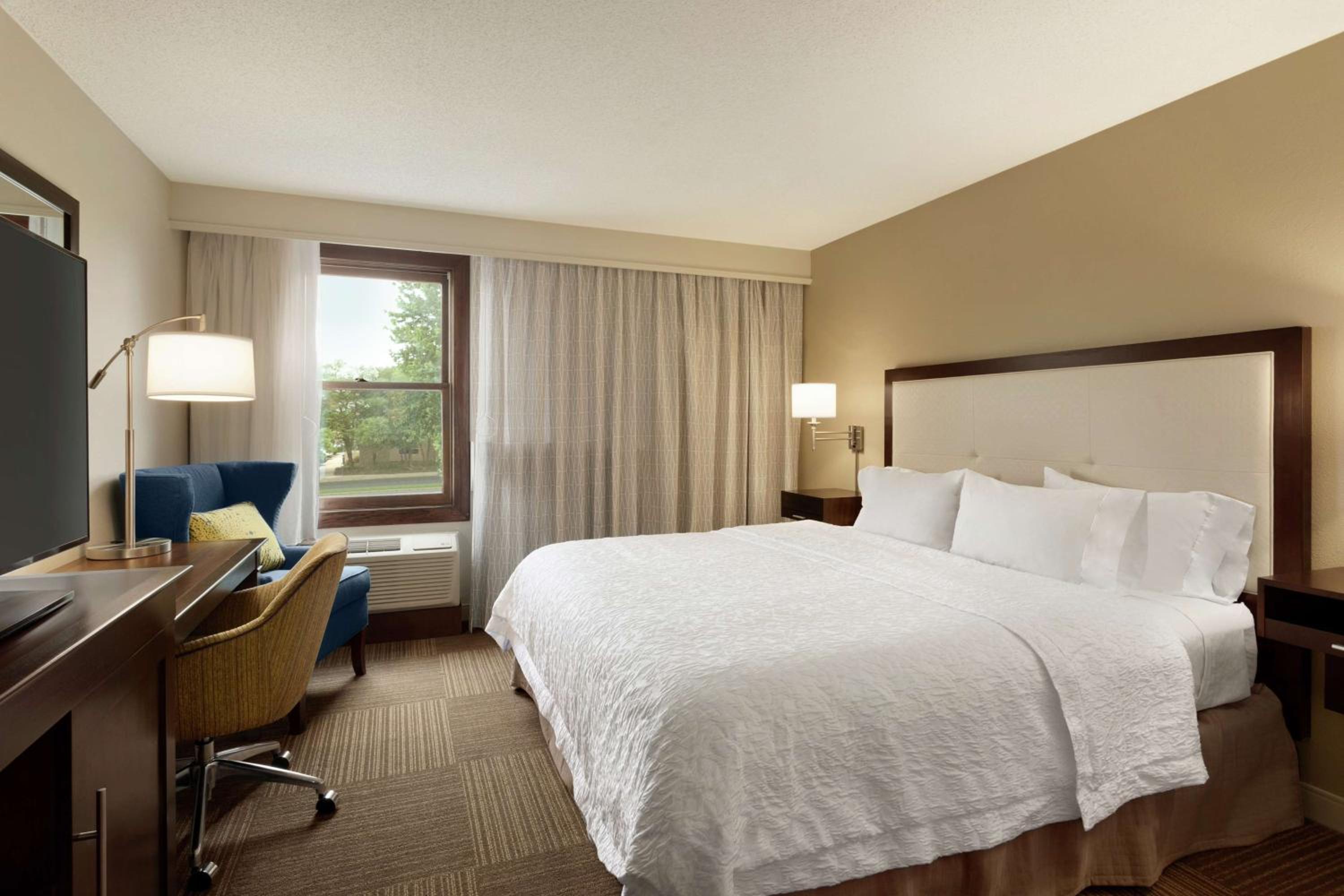 King Room with King Bed - Non-Smoking - Photo 1
