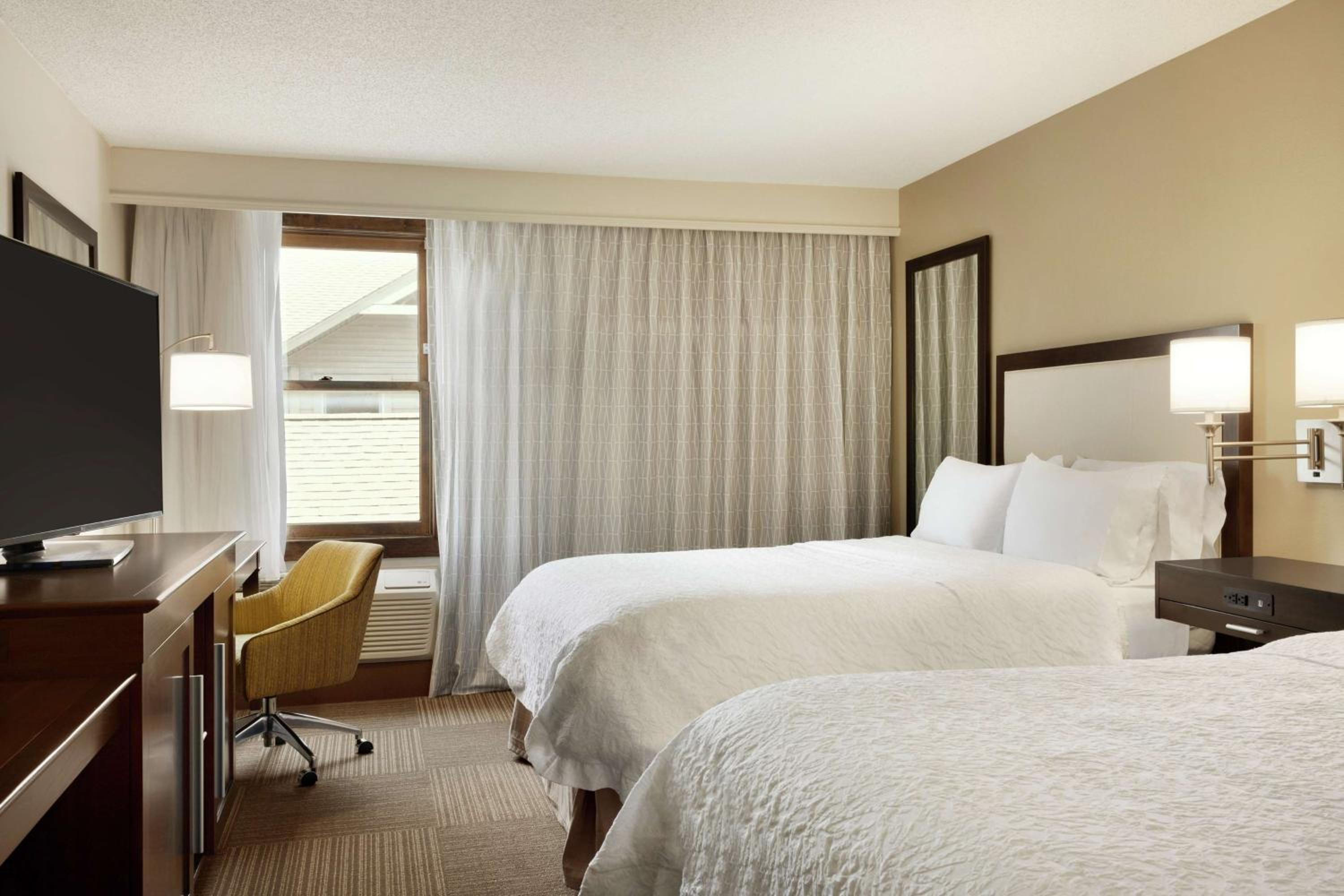 Double Room with Two Double Beds - Hearing Accessible/Non-Smoking  - Photo 3