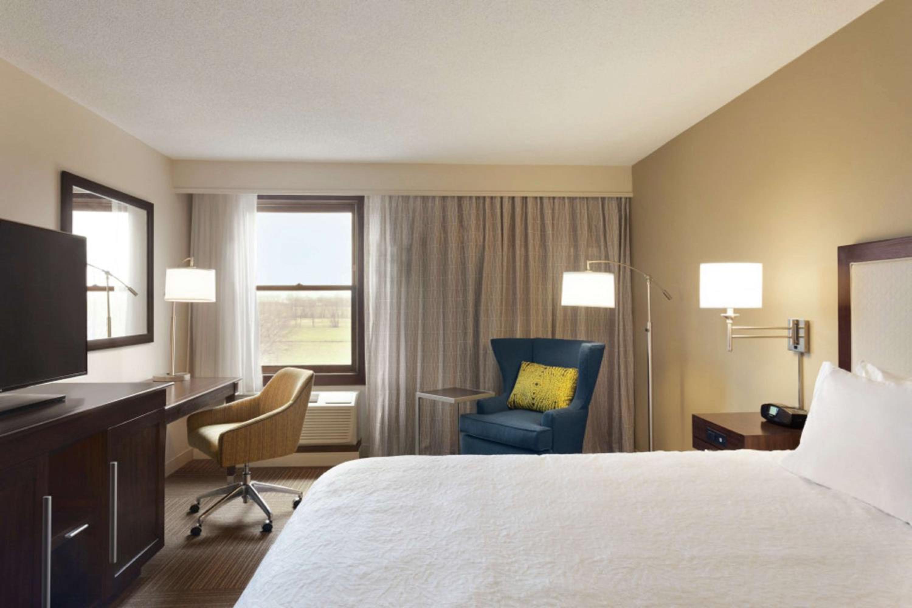 King Room with King Bed - Non-Smoking - Photo 4