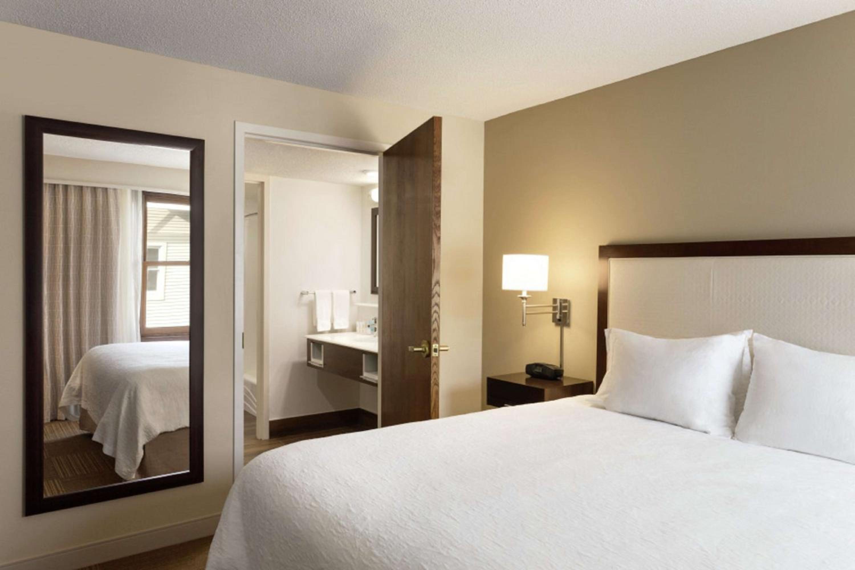 King Suite - Non-Smoking - Photo 4