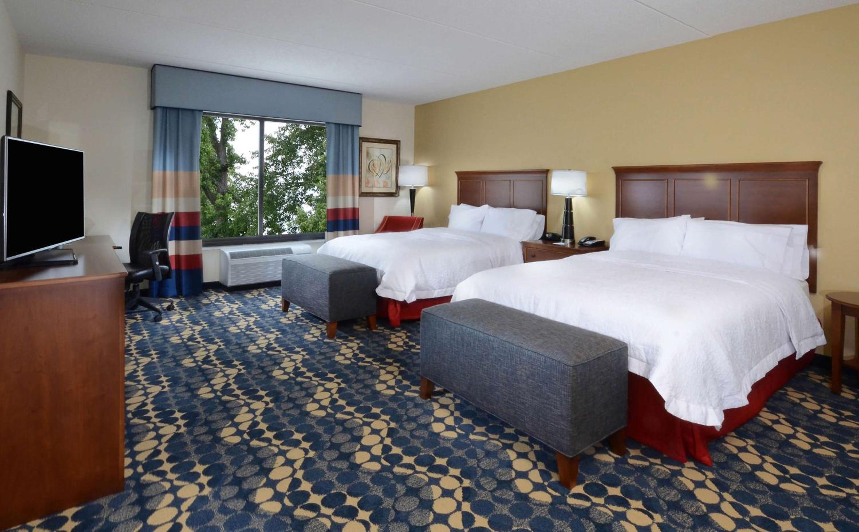 Queen Room with Two Queen Beds - Hearing Access/Non-Smoking photo 2