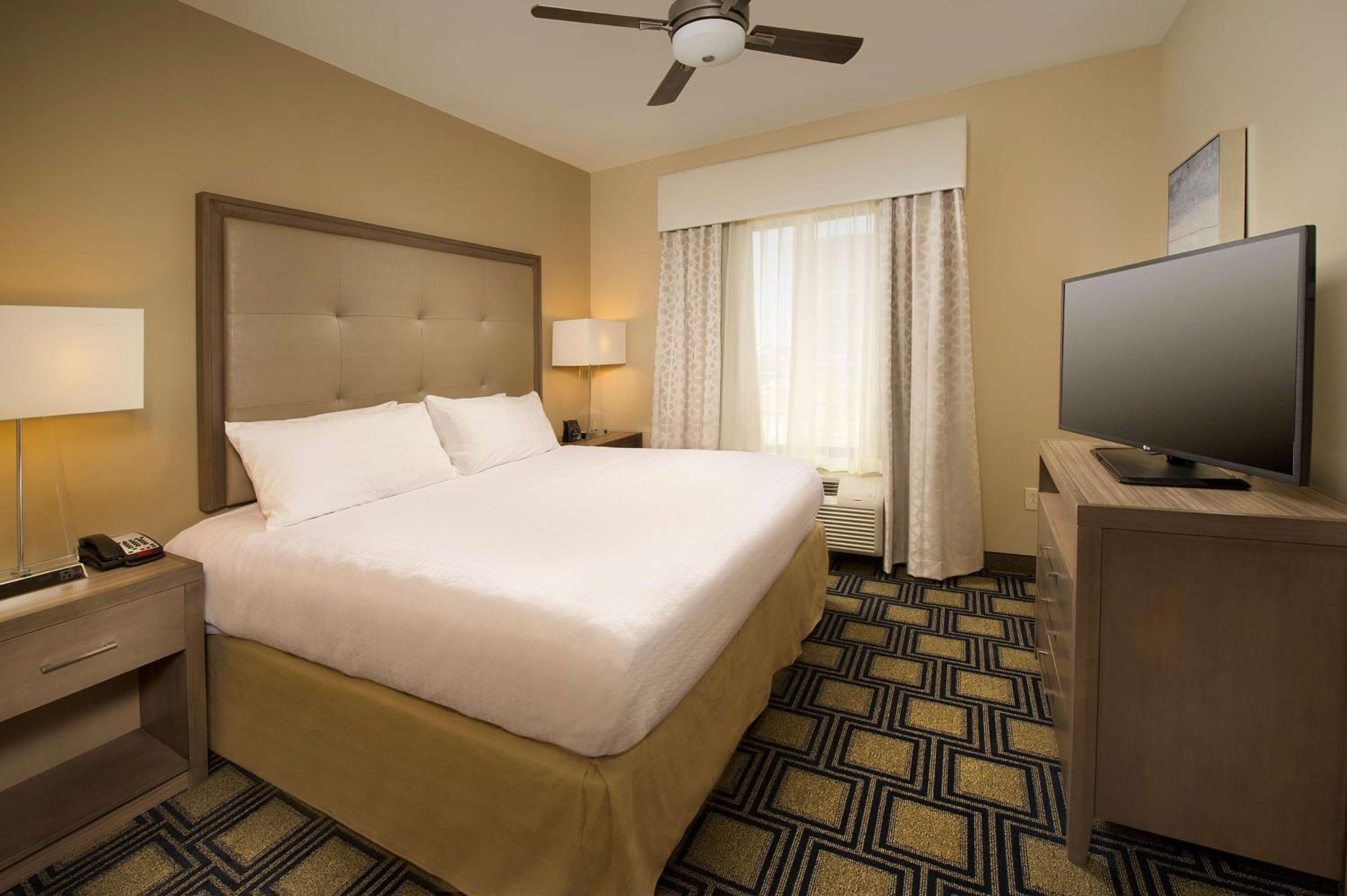 King Suite - Mobility and Hearing Access/Non-Smoking