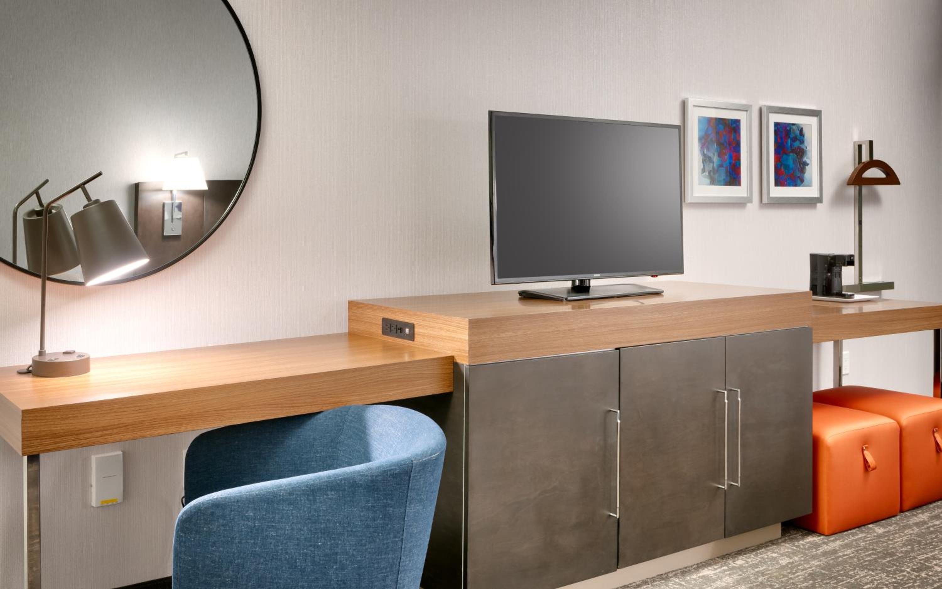 Standard King Room with Sofa Bed - Photo 3