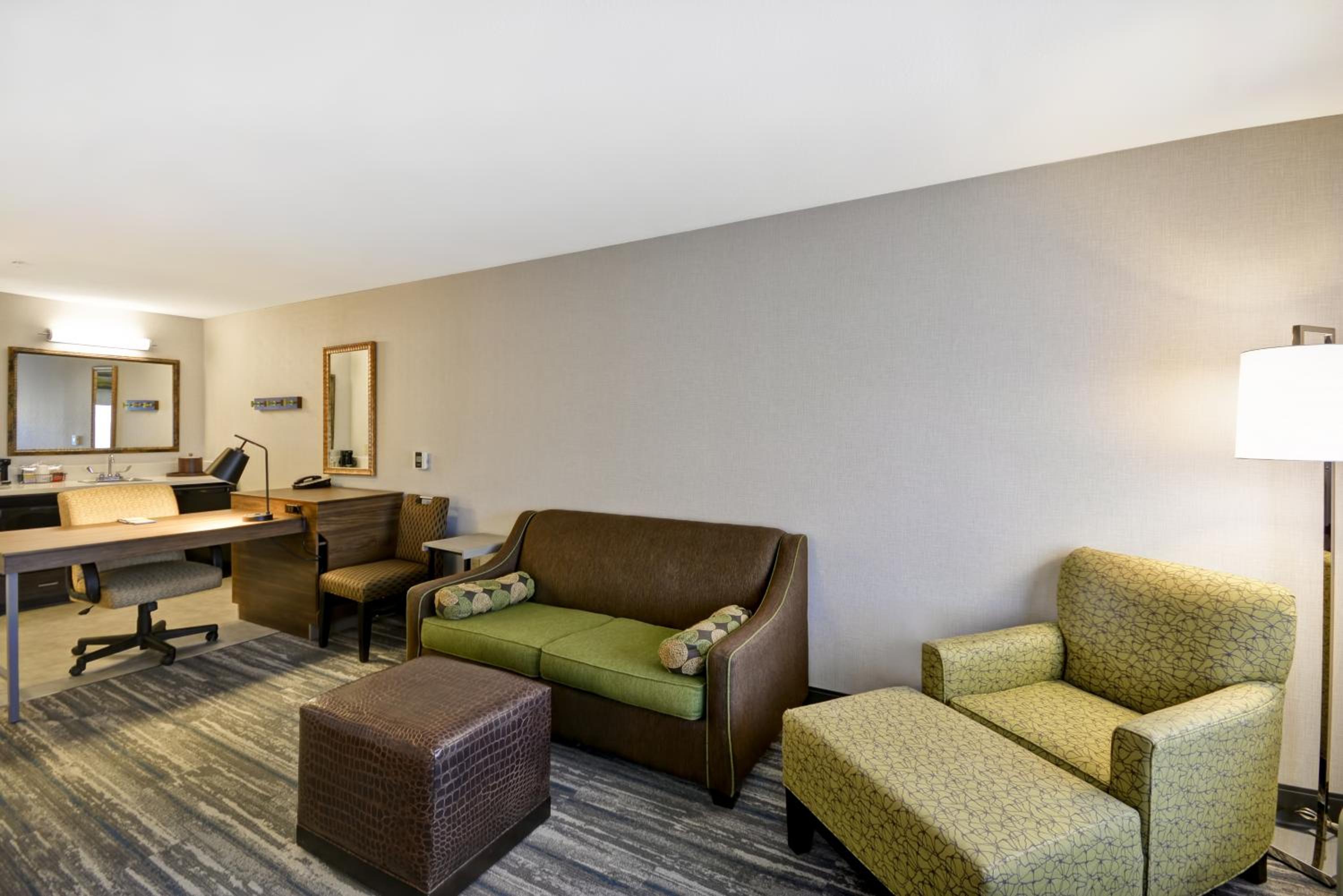 Premium Queen Room With Two Queen Beds And Sofa Bed photo 3