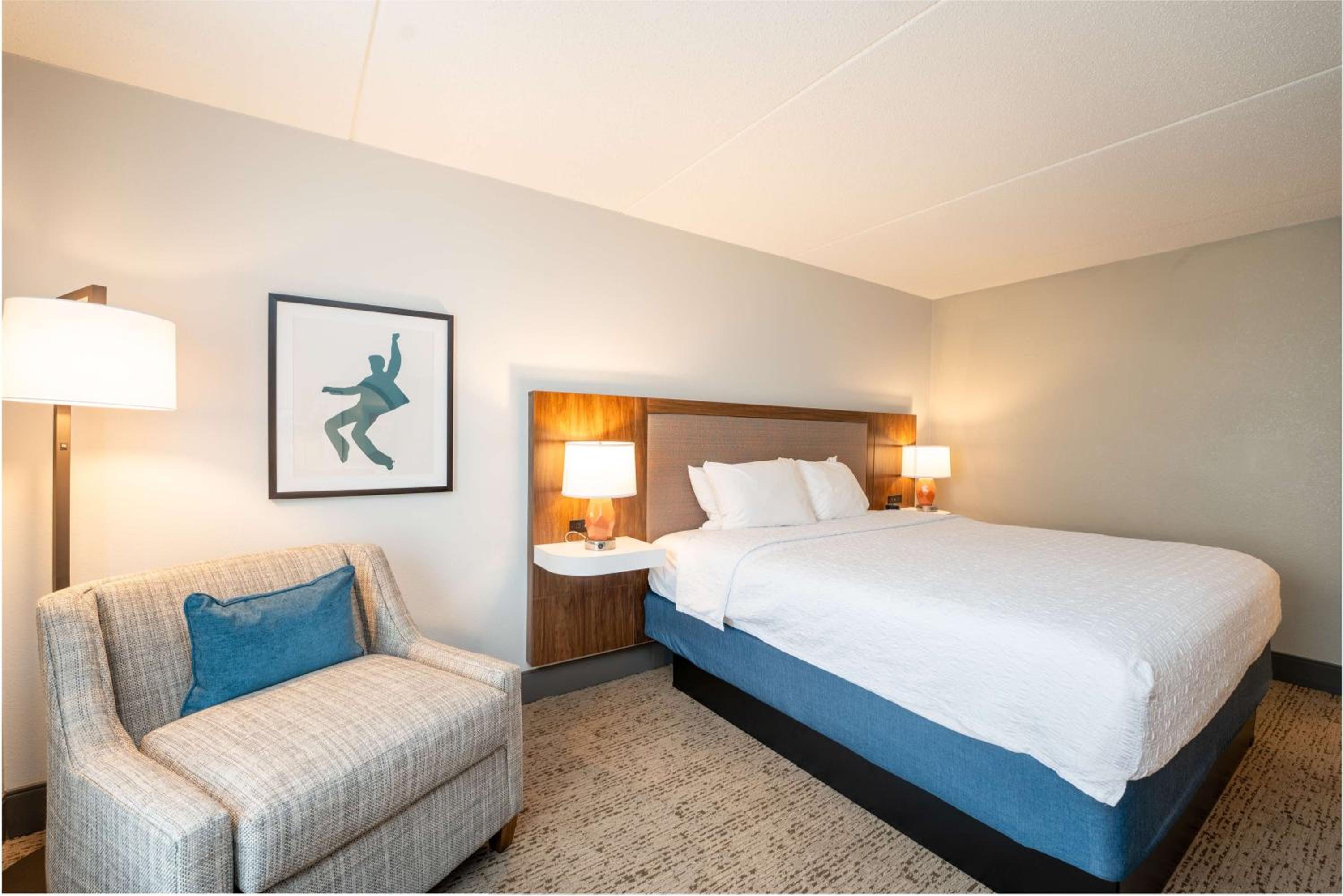 King Room with King Bed - Non-Smoking - Photo 8