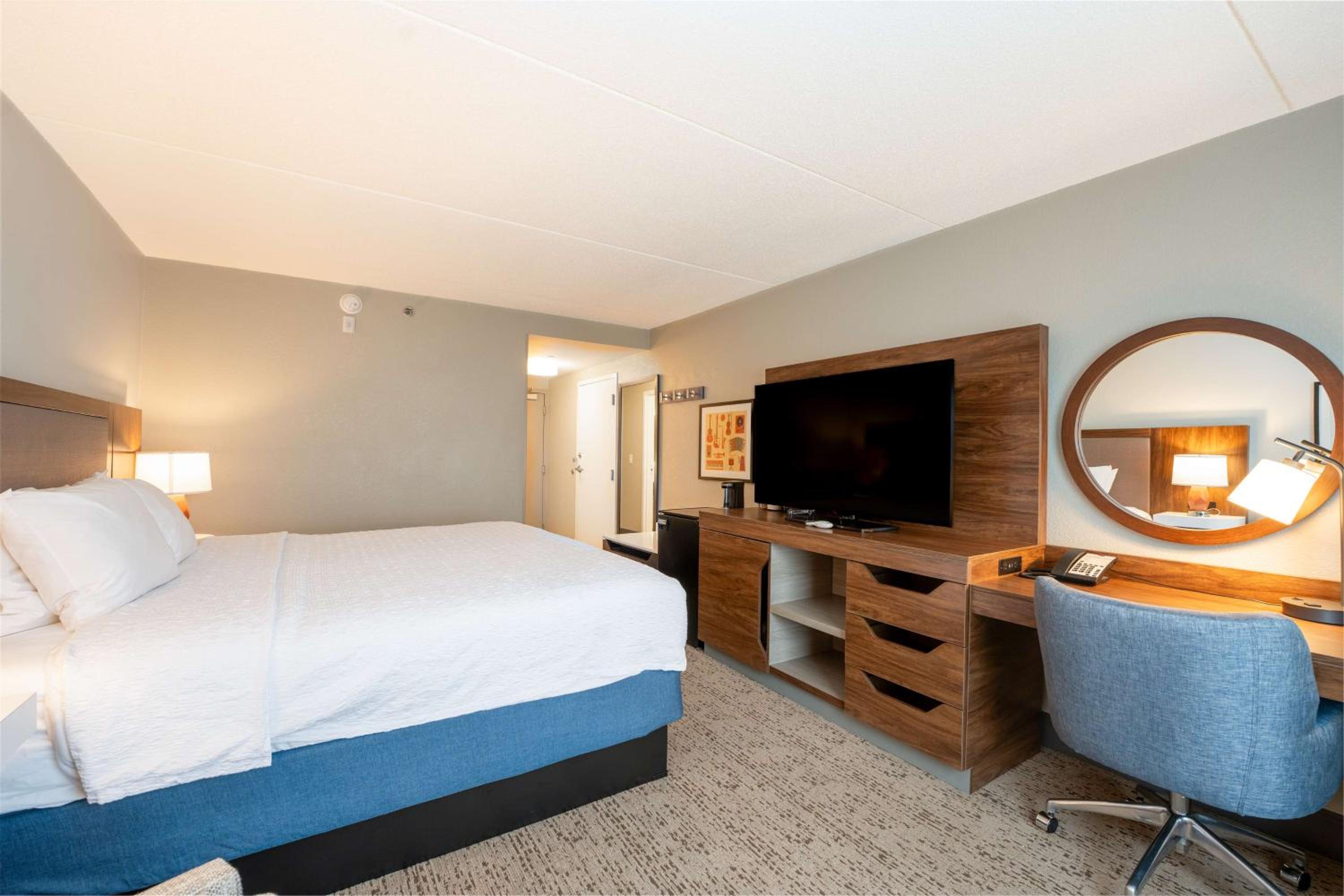 King Room with King Bed - Non-Smoking - Photo 1