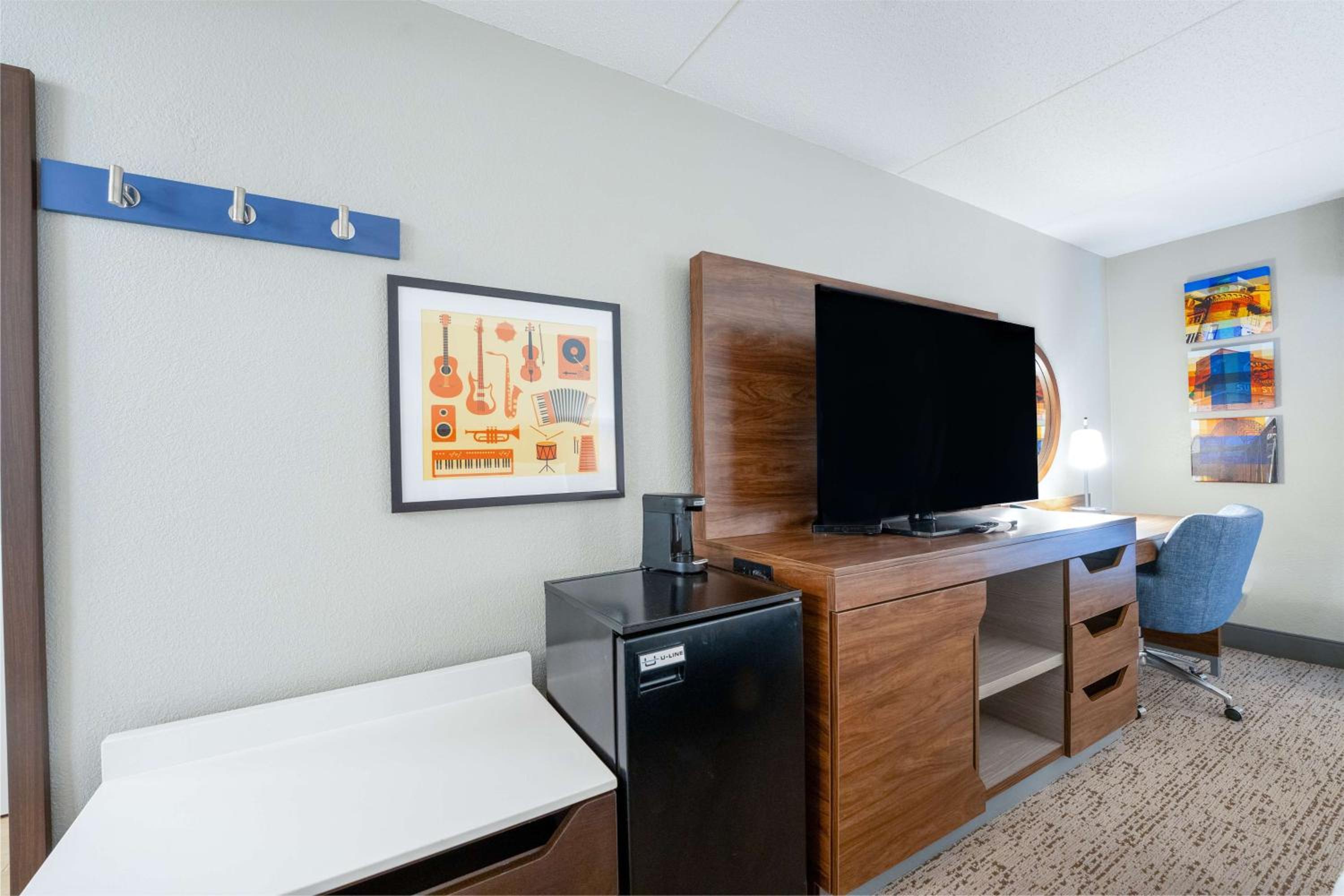 King Room with King Bed - Non-Smoking - Photo 2