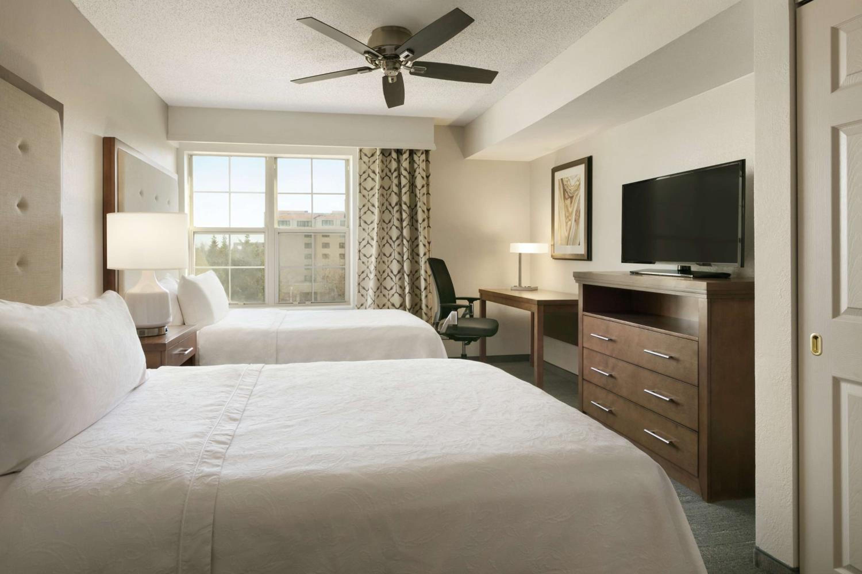 Two-Bedroom Suite with One King And Two Double Beds - Non-Smoking - Photo 6