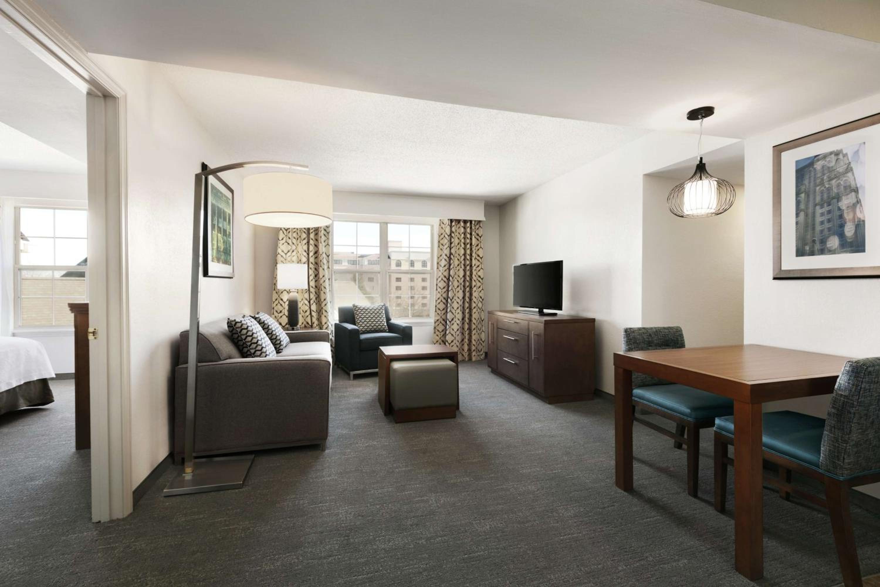 Two-Bedroom Suite with One King And Two Double Beds - Non-Smoking - Photo 3