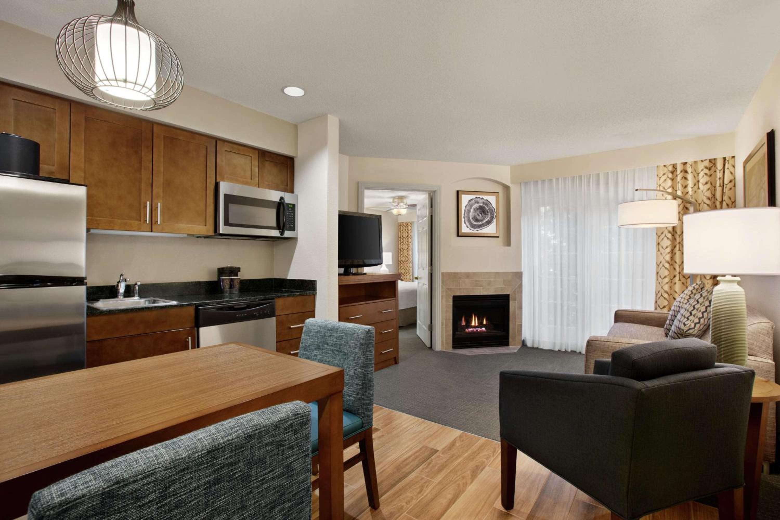 One-Bedroom King Suite with Fireplace - Non-Smoking  - Photo 5