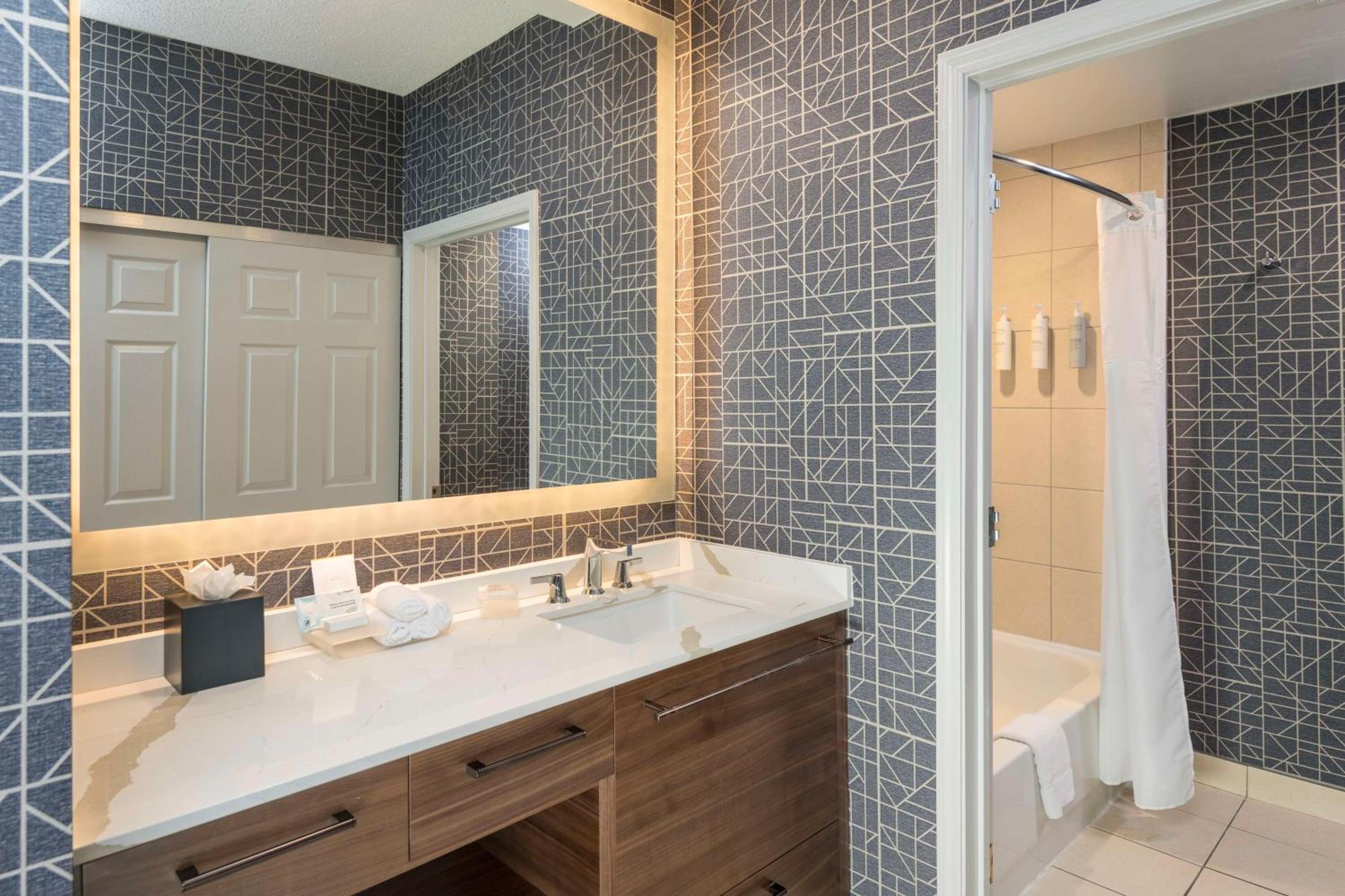 One-Bedroom King Suite - Non-Smoking - Photo 6