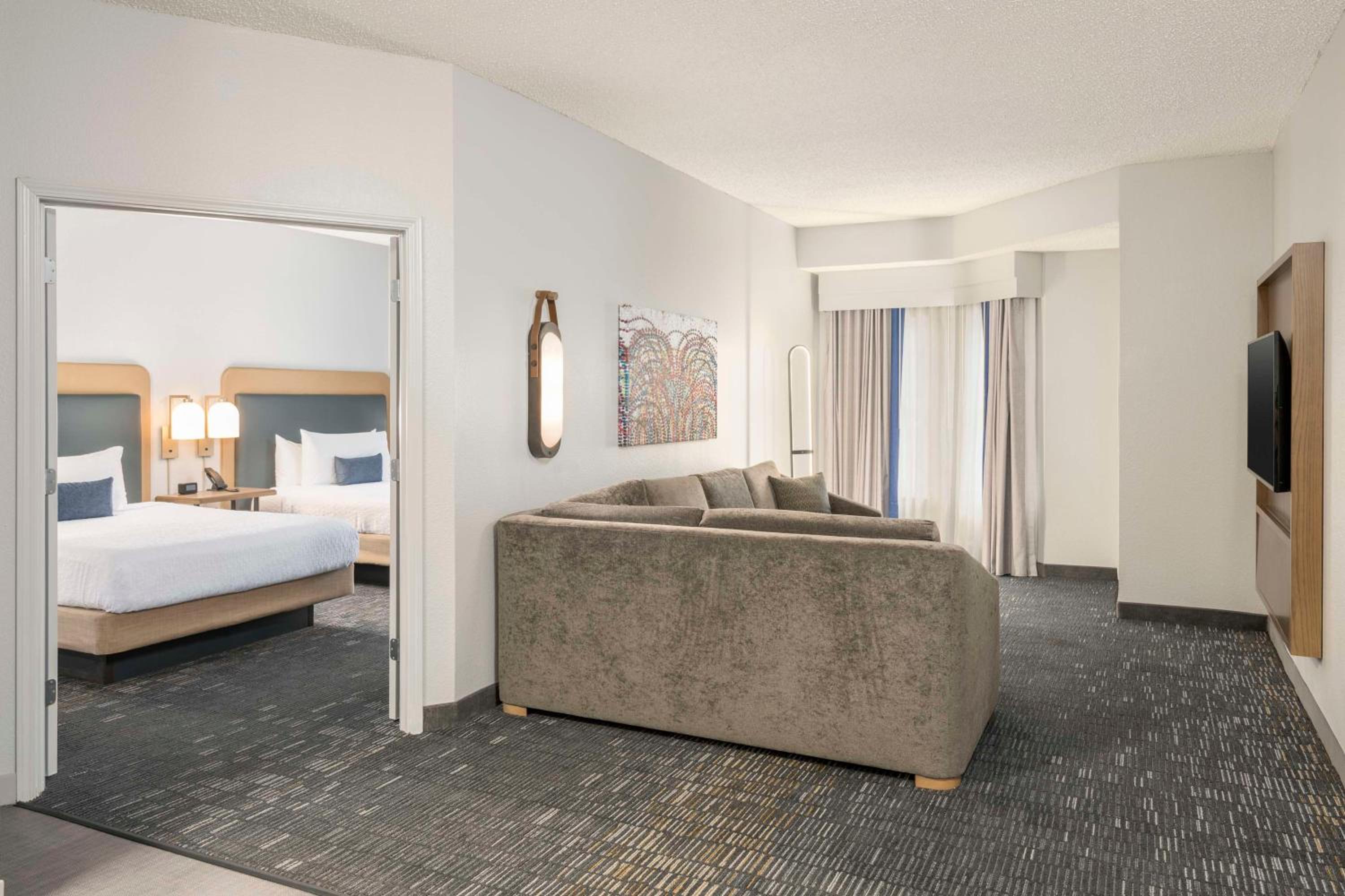 Two Bedroom Suite with One King and Two Queen Beds - Non-Smoking - Photo 3