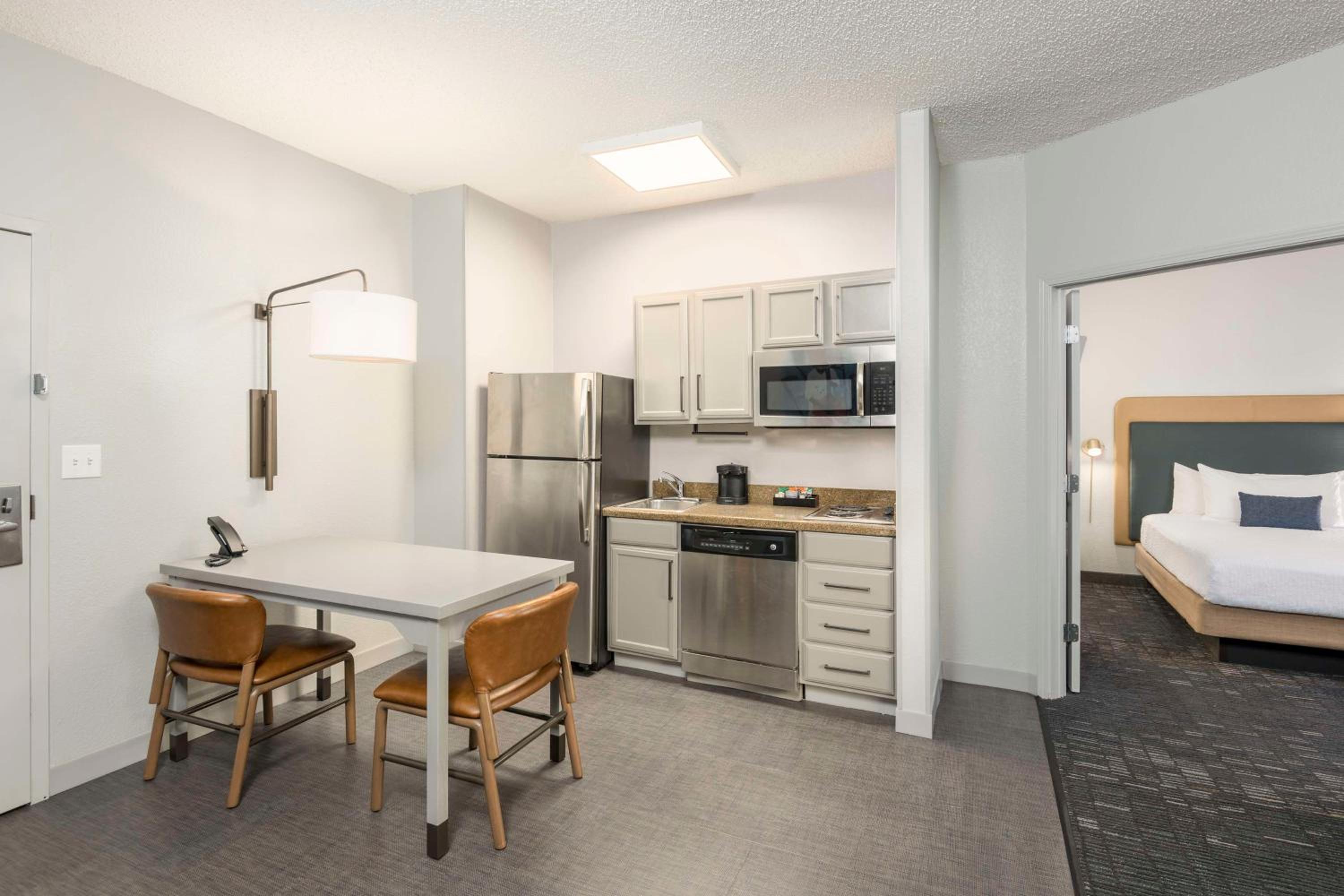 One-Bedroom King Suite - Non-Smoking - Photo 5