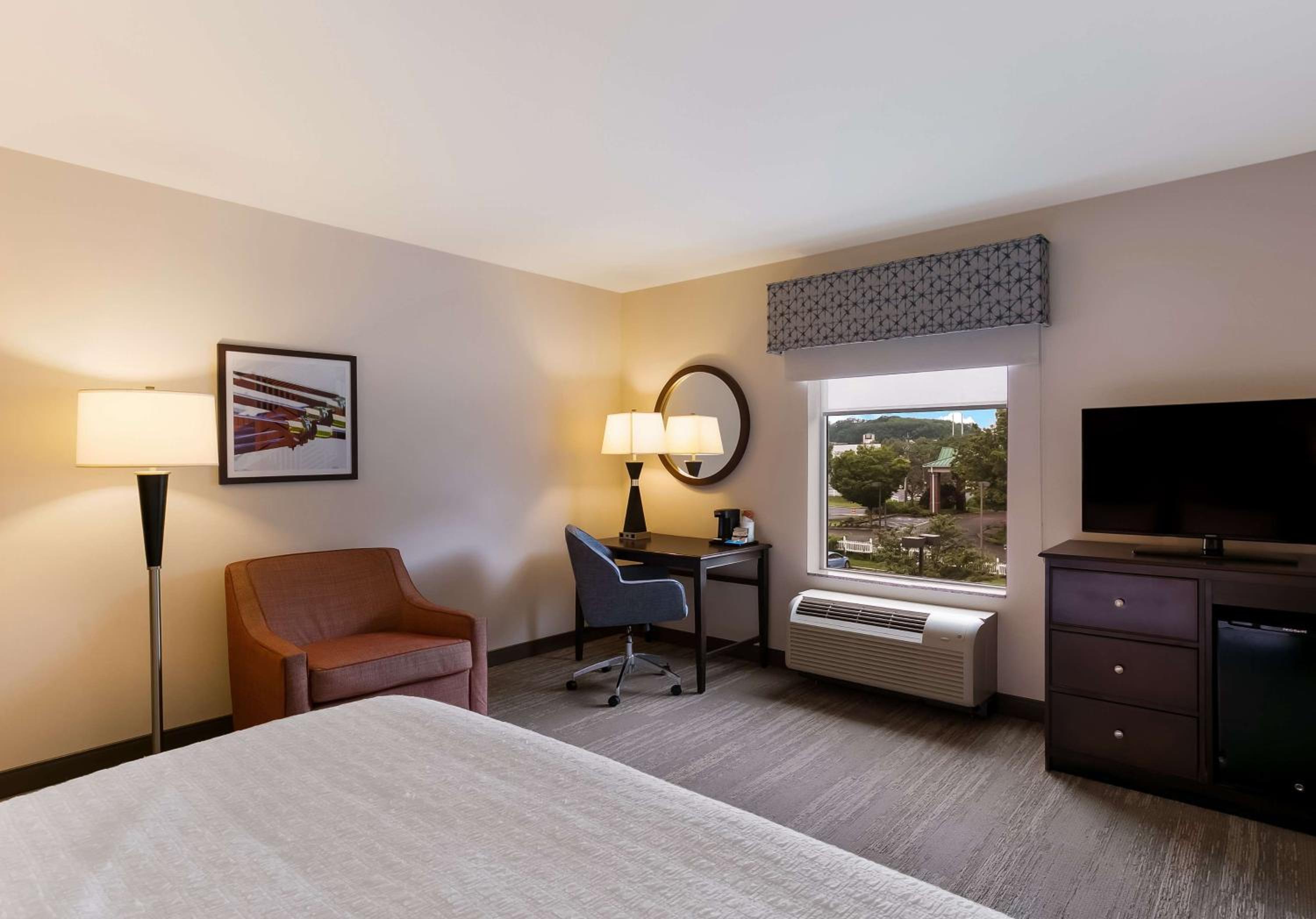 King Room with Accessible Tub - Mobility and Hearing Access/Non-Smoking