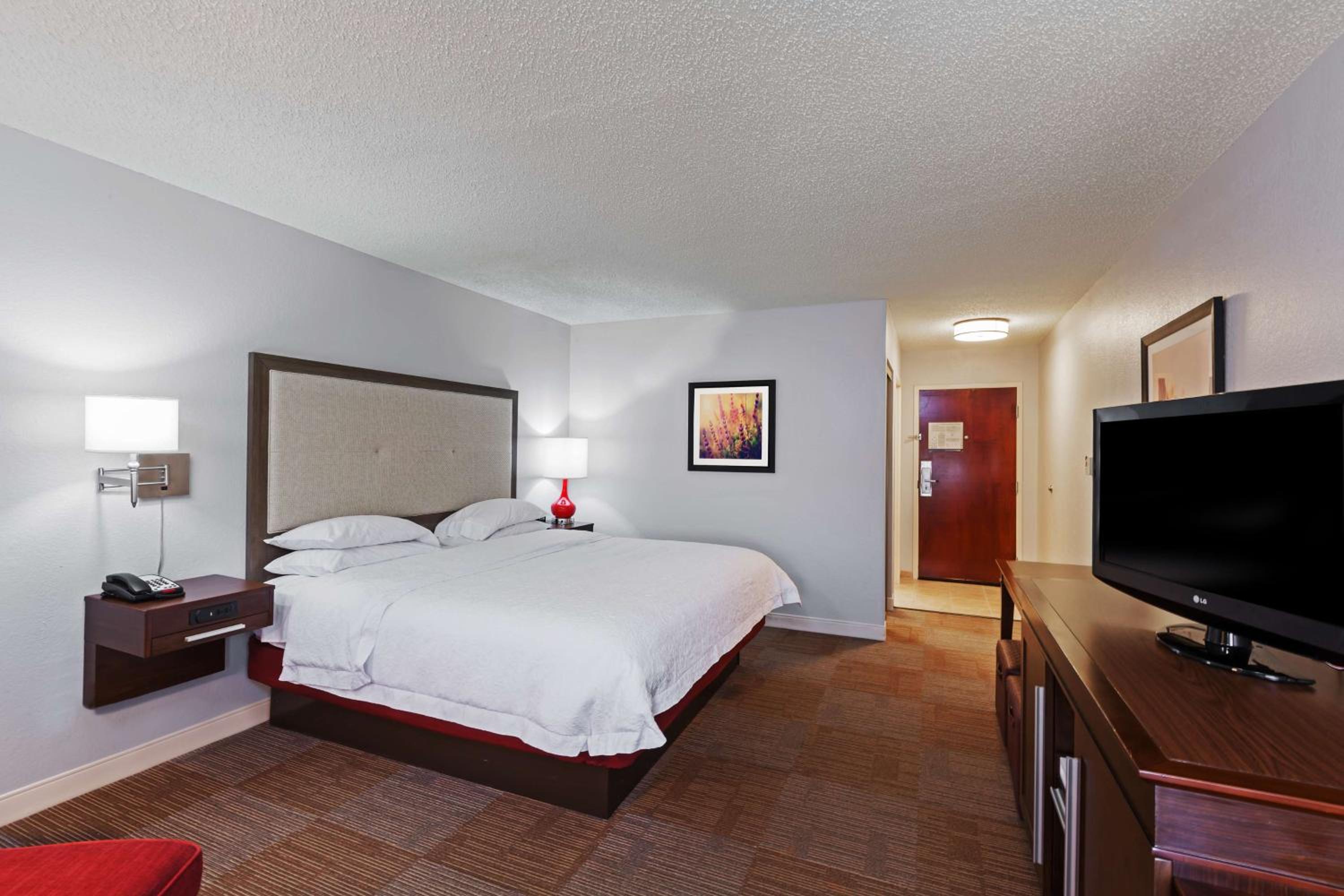 King Room with King Bed - Non-Smoking photo 1