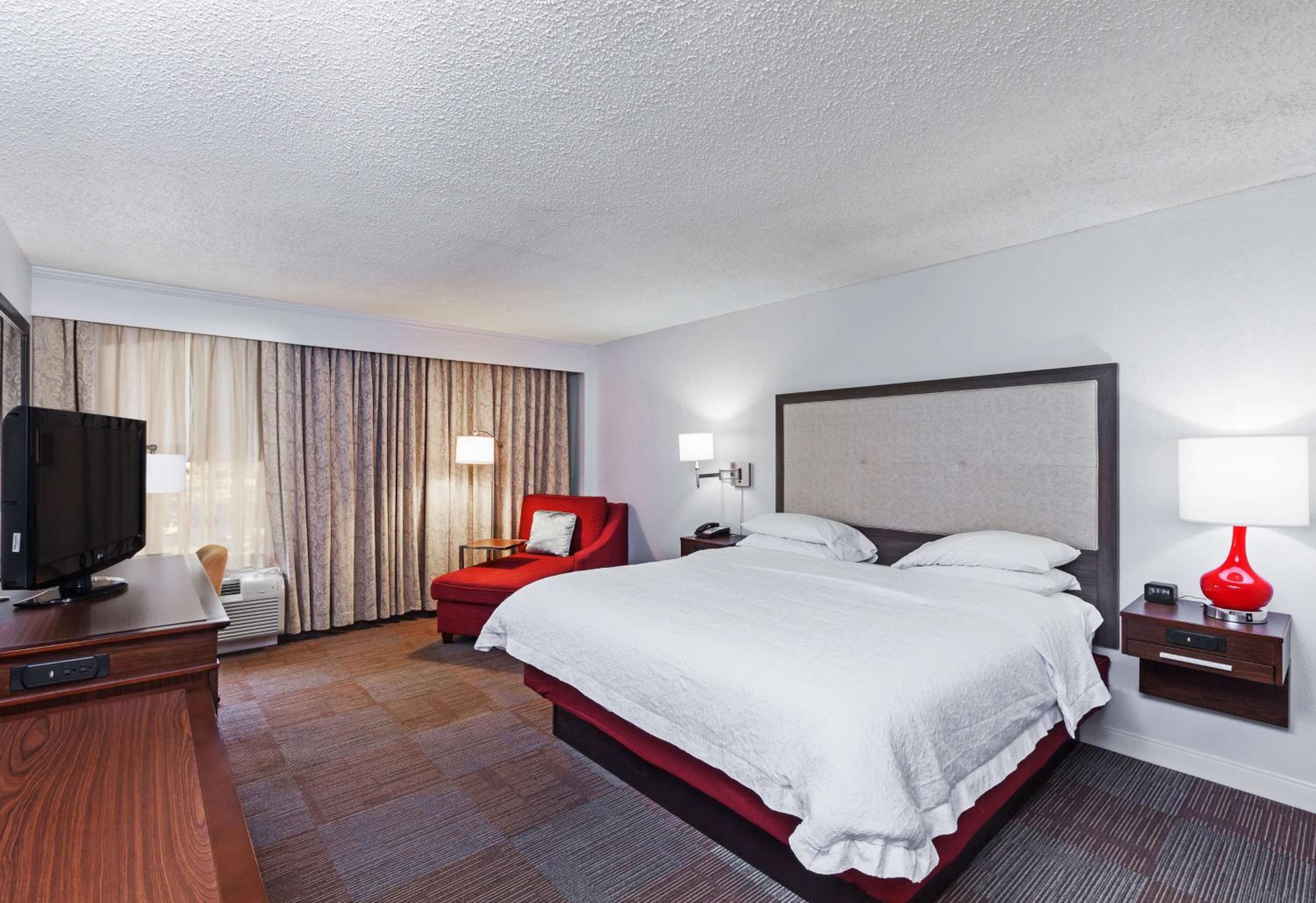 King Room with King Bed - Non-Smoking photo 3