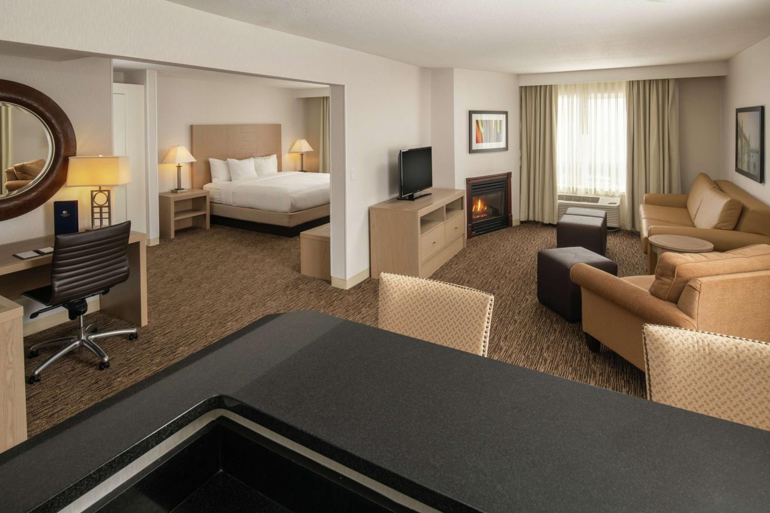 Junior King Suite with Fireplace photo 3