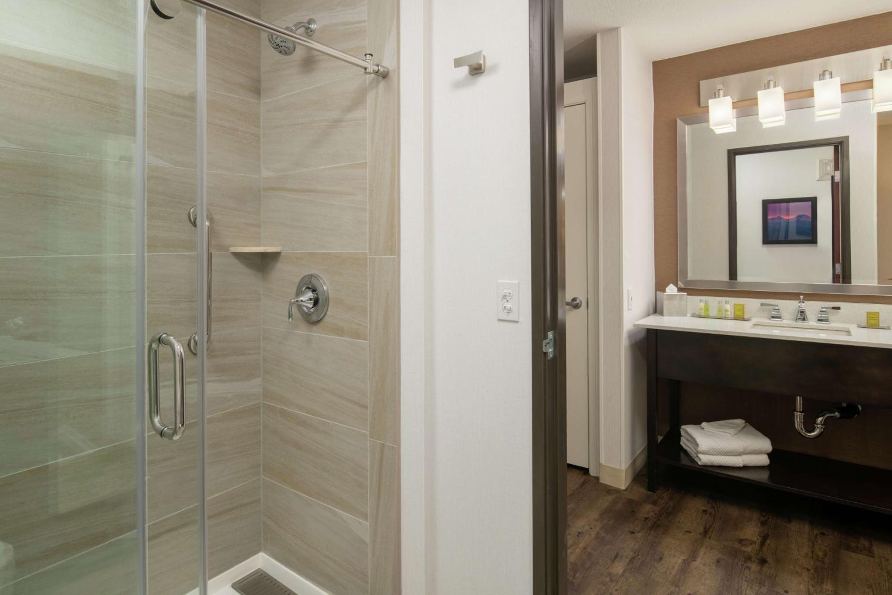 Junior King Suite with Seating Area photo 2