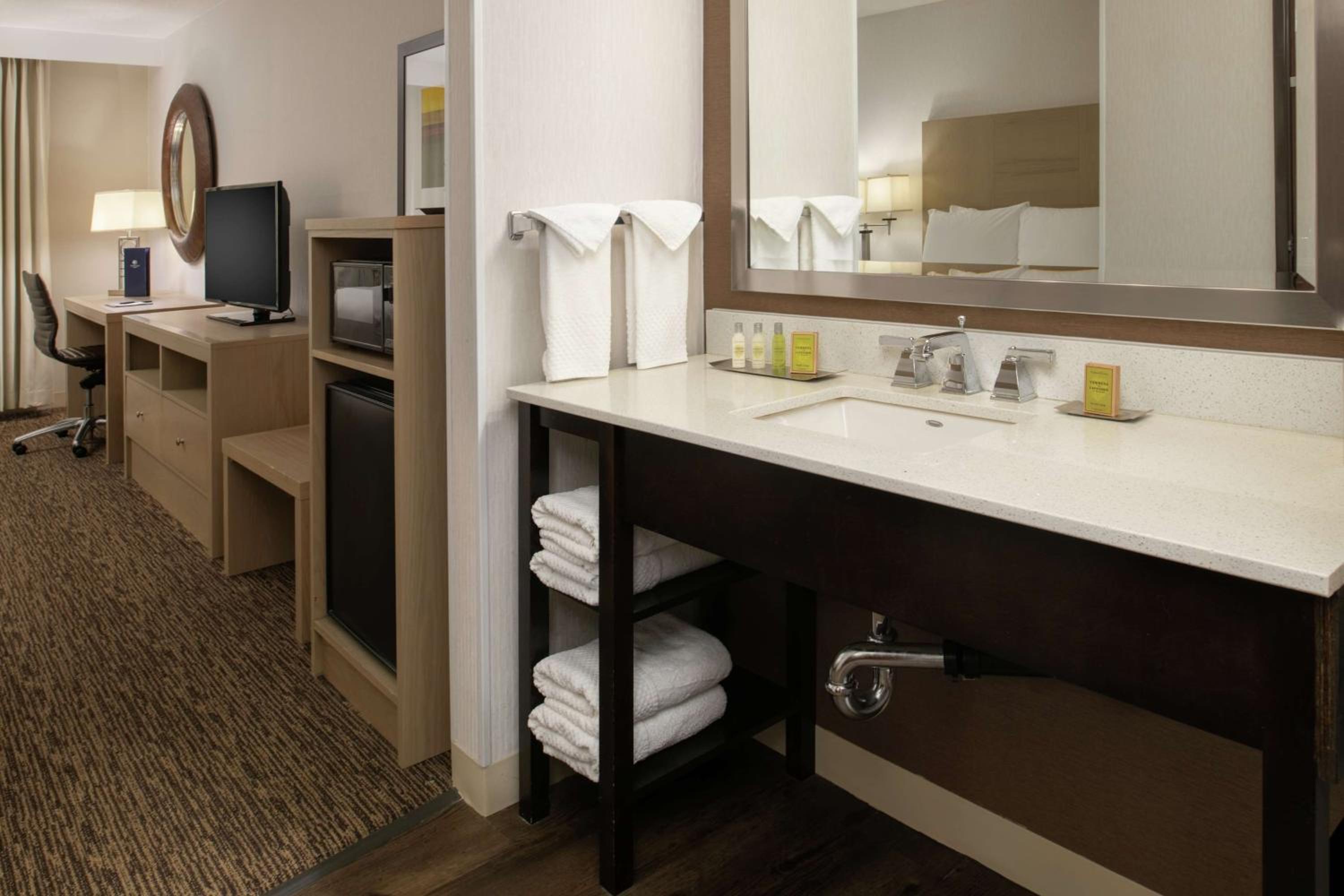 King Room with Accessible Tub - Mobility and Hearing Access photo 2