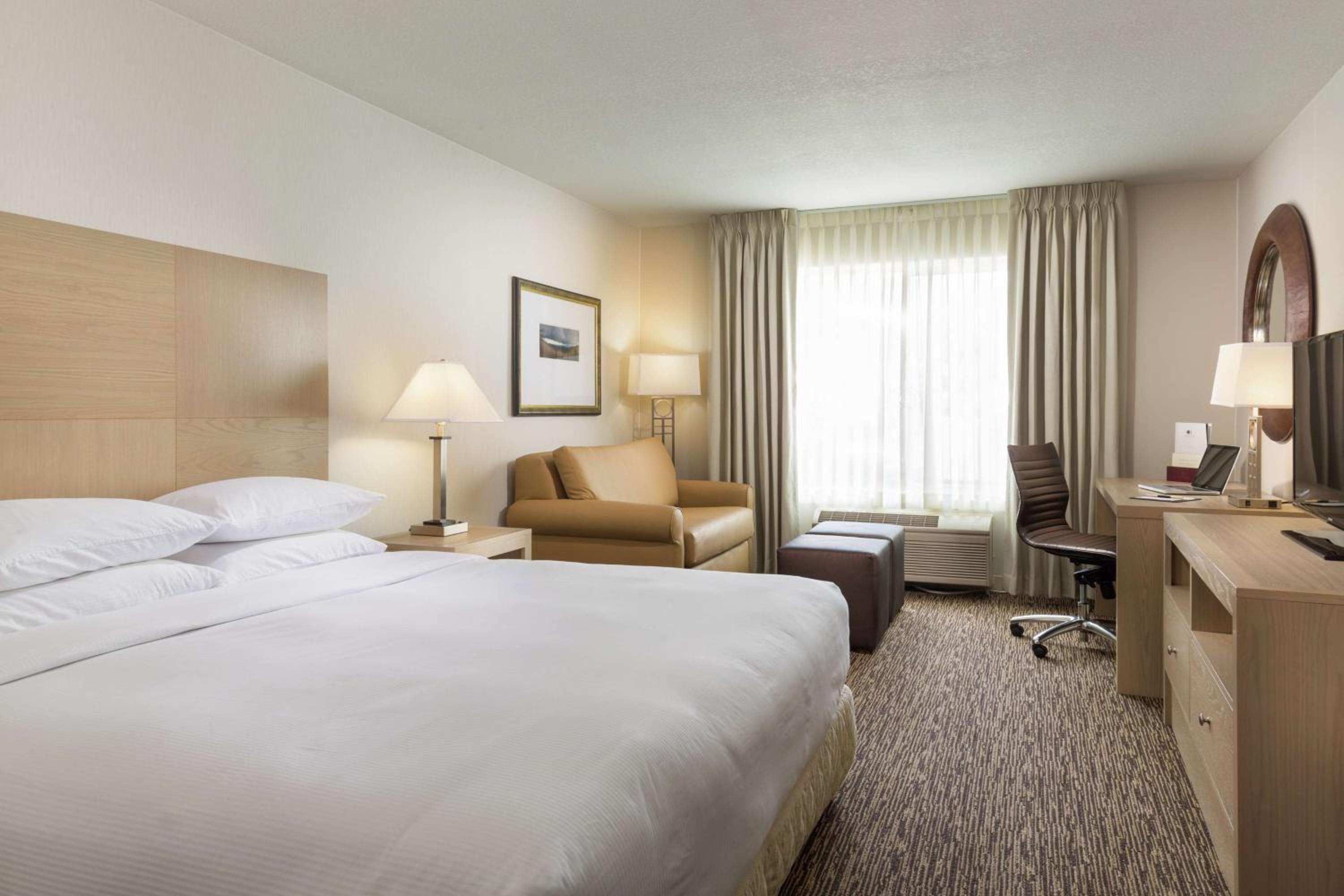 King Room with Accessible Tub - Mobility and Hearing Access photo 3
