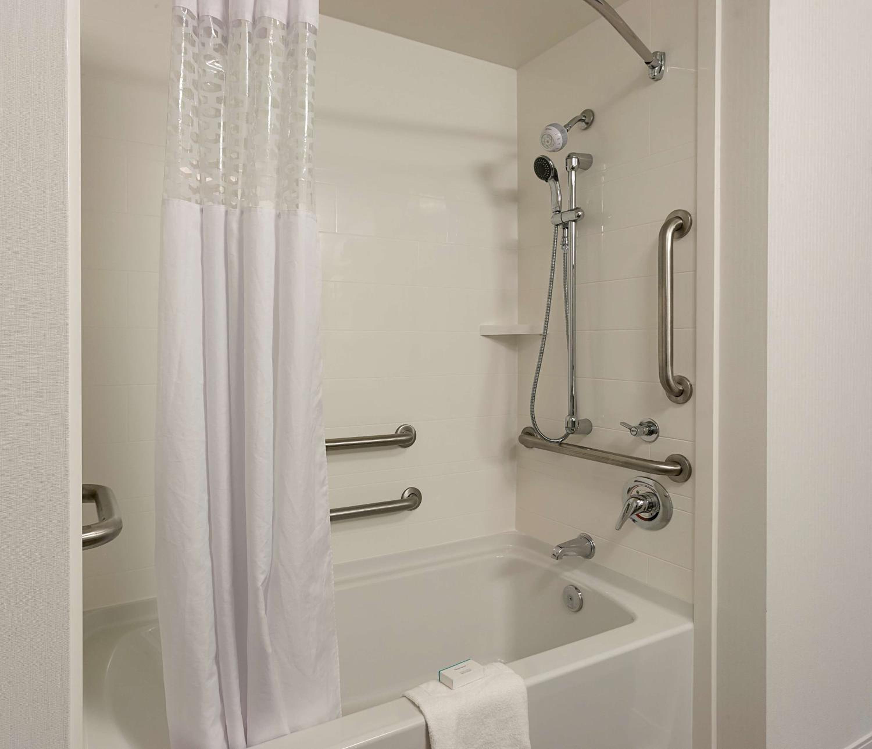 King Room with Accessible Tub - Mobility and Hearing Access/Non-Smoking - Photo 3