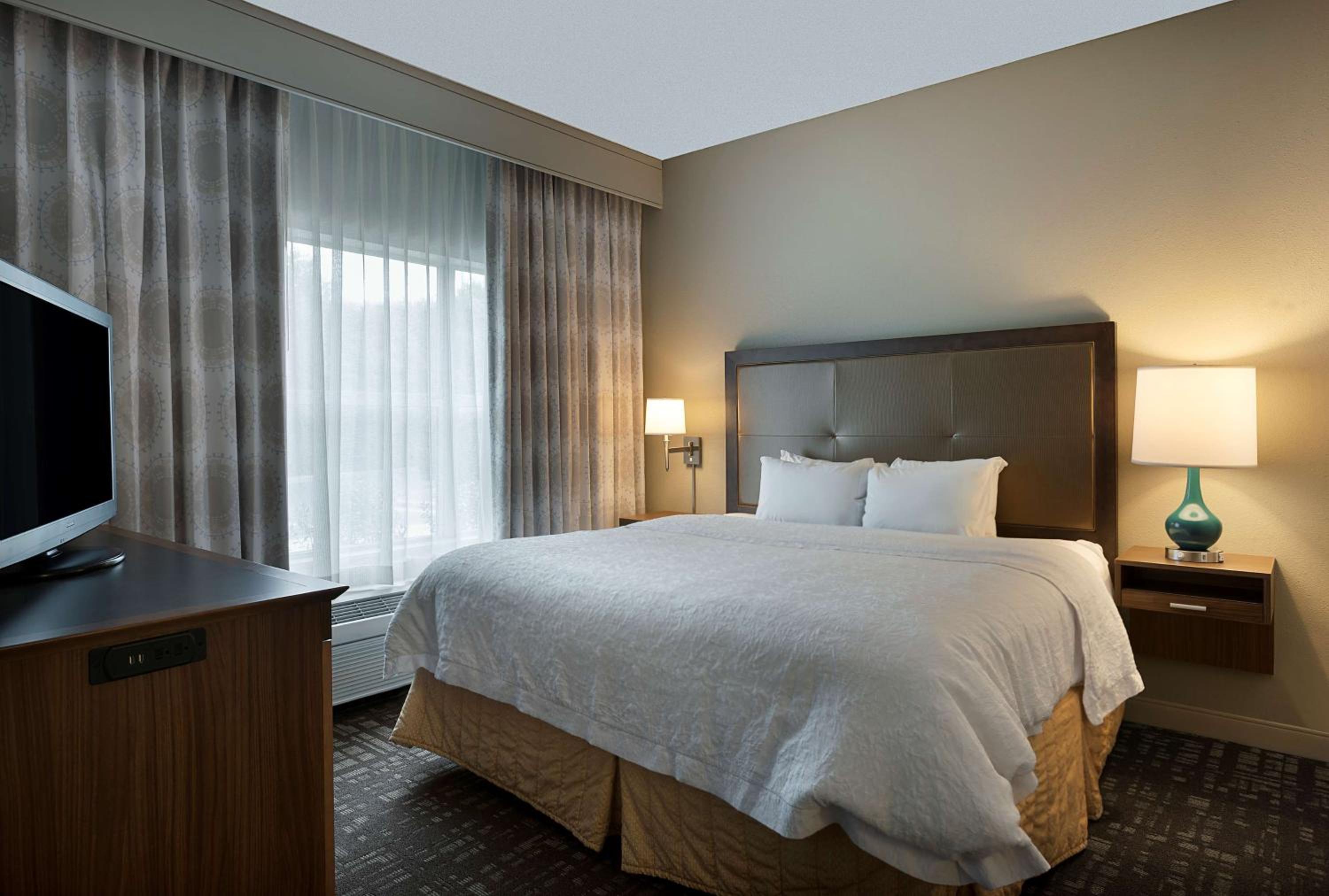 King Suite - Non-Smoking - Photo 1