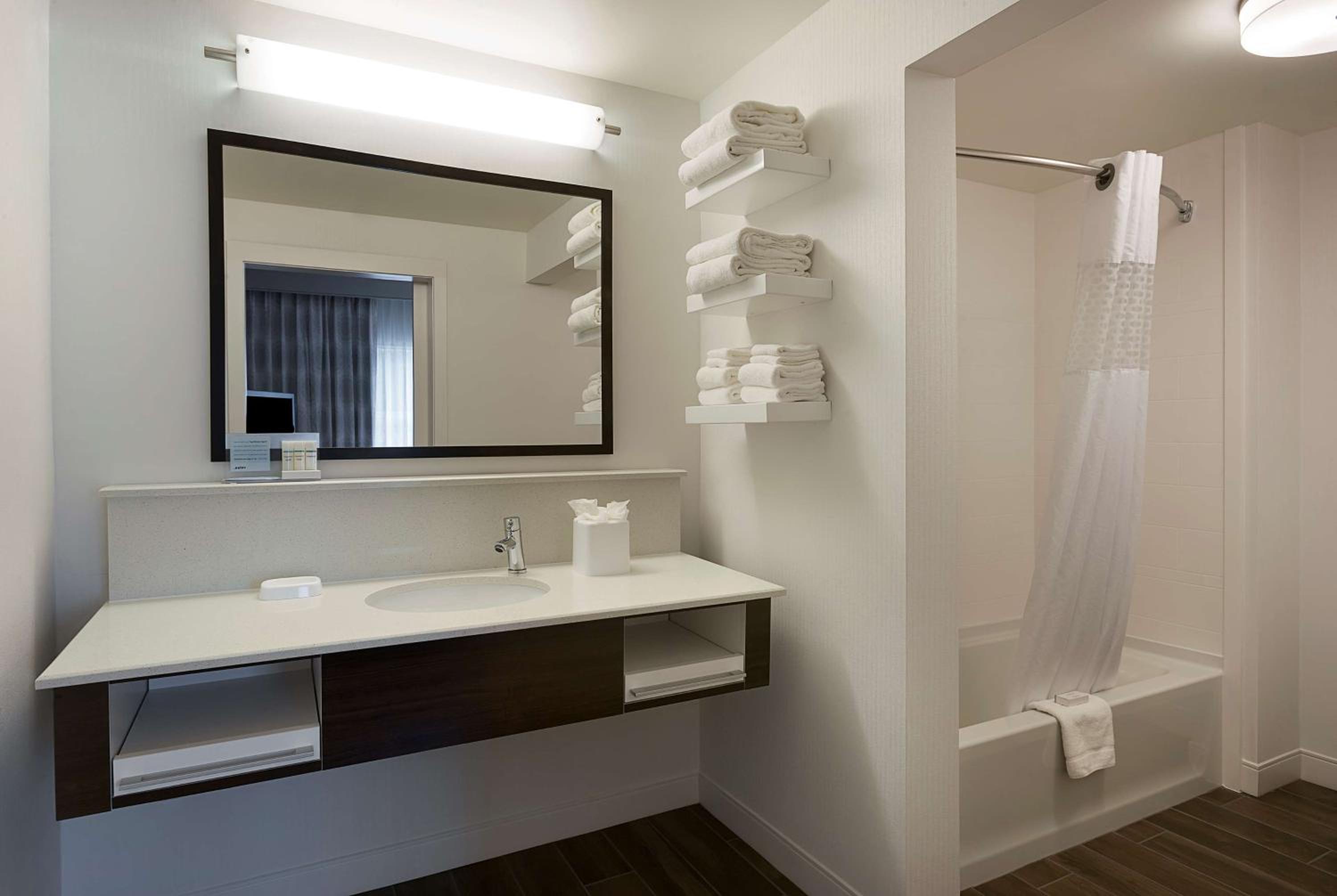Queen Suite - Non-Smoking - Photo 2