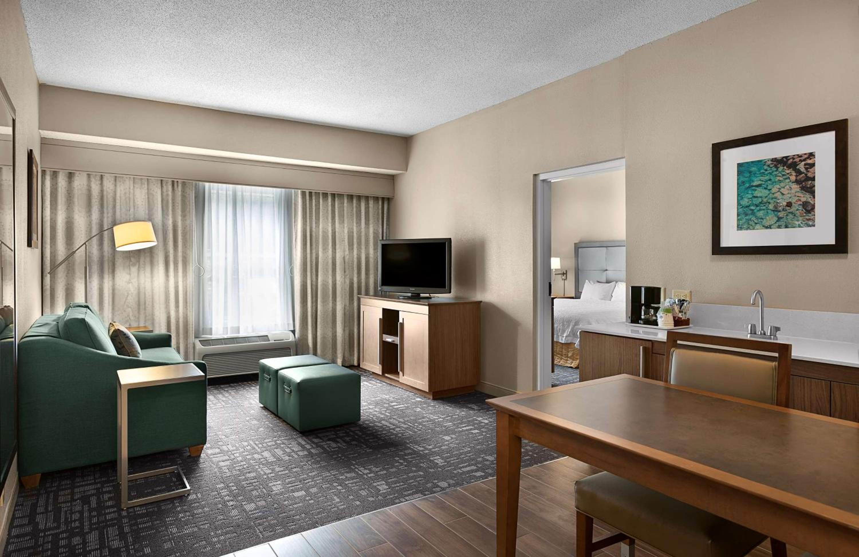 King Suite - Non-Smoking - Photo 3