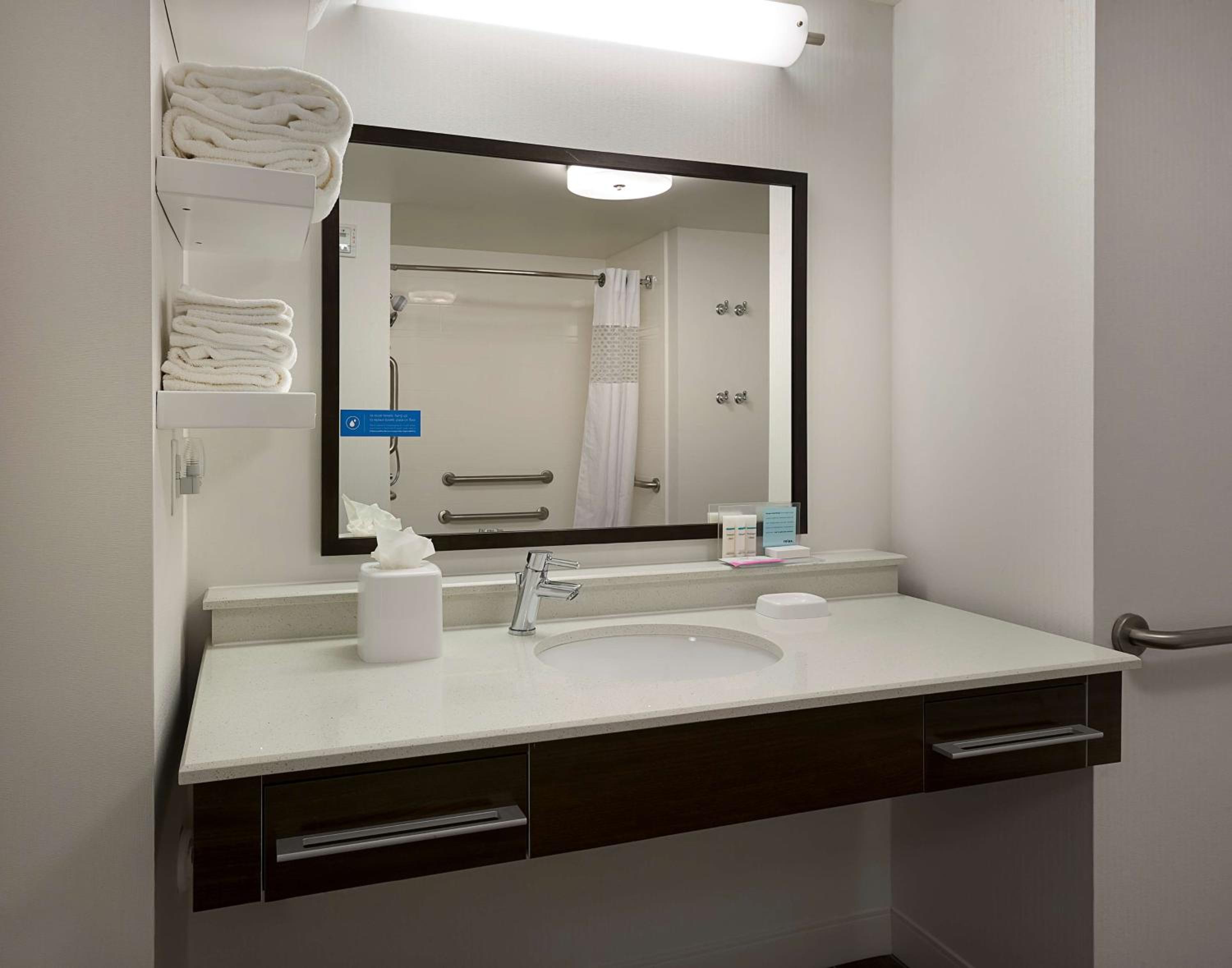 King Room with Accessible Tub - Mobility and Hearing Access/Non-Smoking - Photo 2