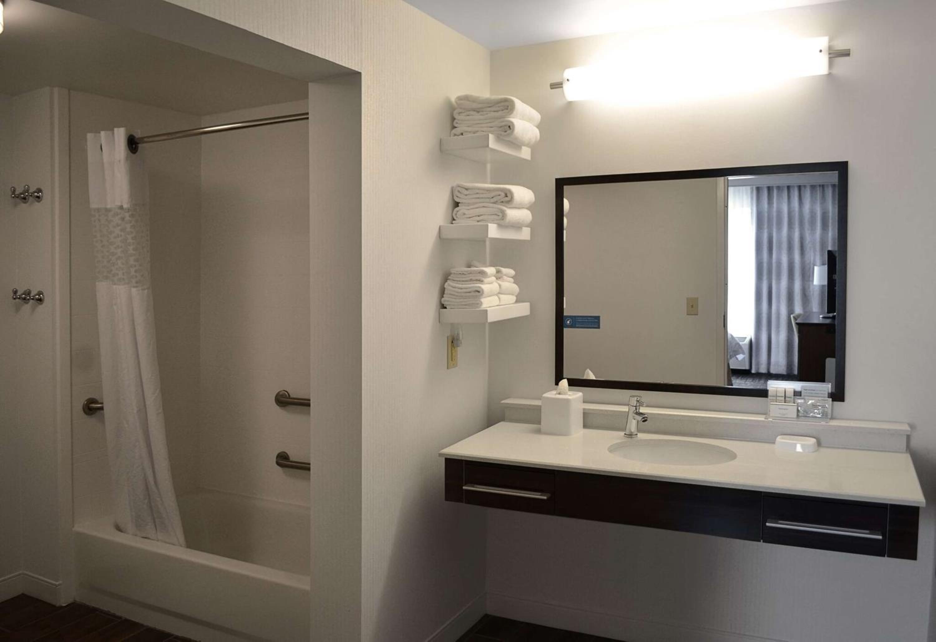 King Suite - Mobility and Hearing Access/Non-Smoking - Photo 3
