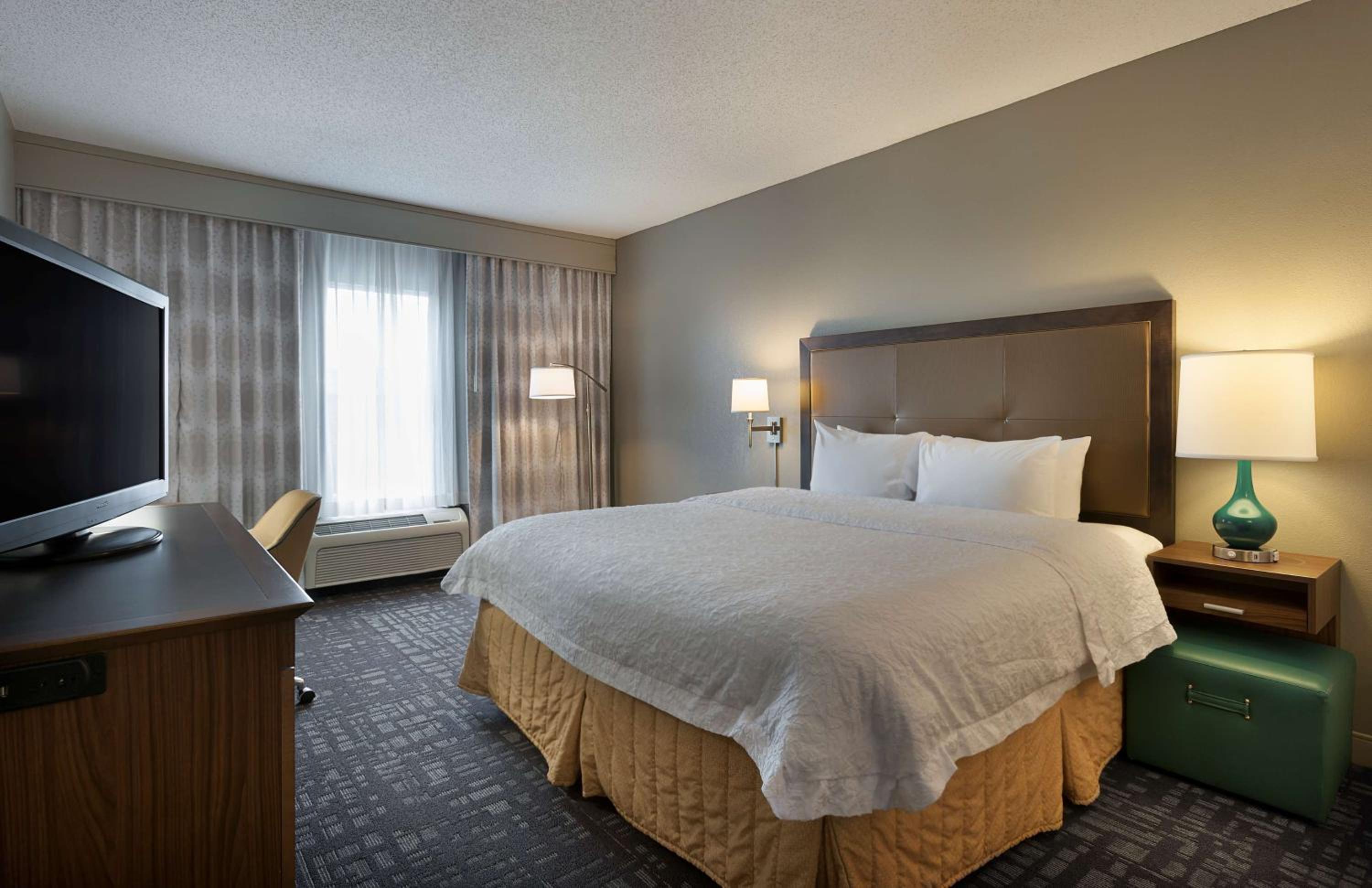 King Room with King Bed - Non-Smoking - Photo 3