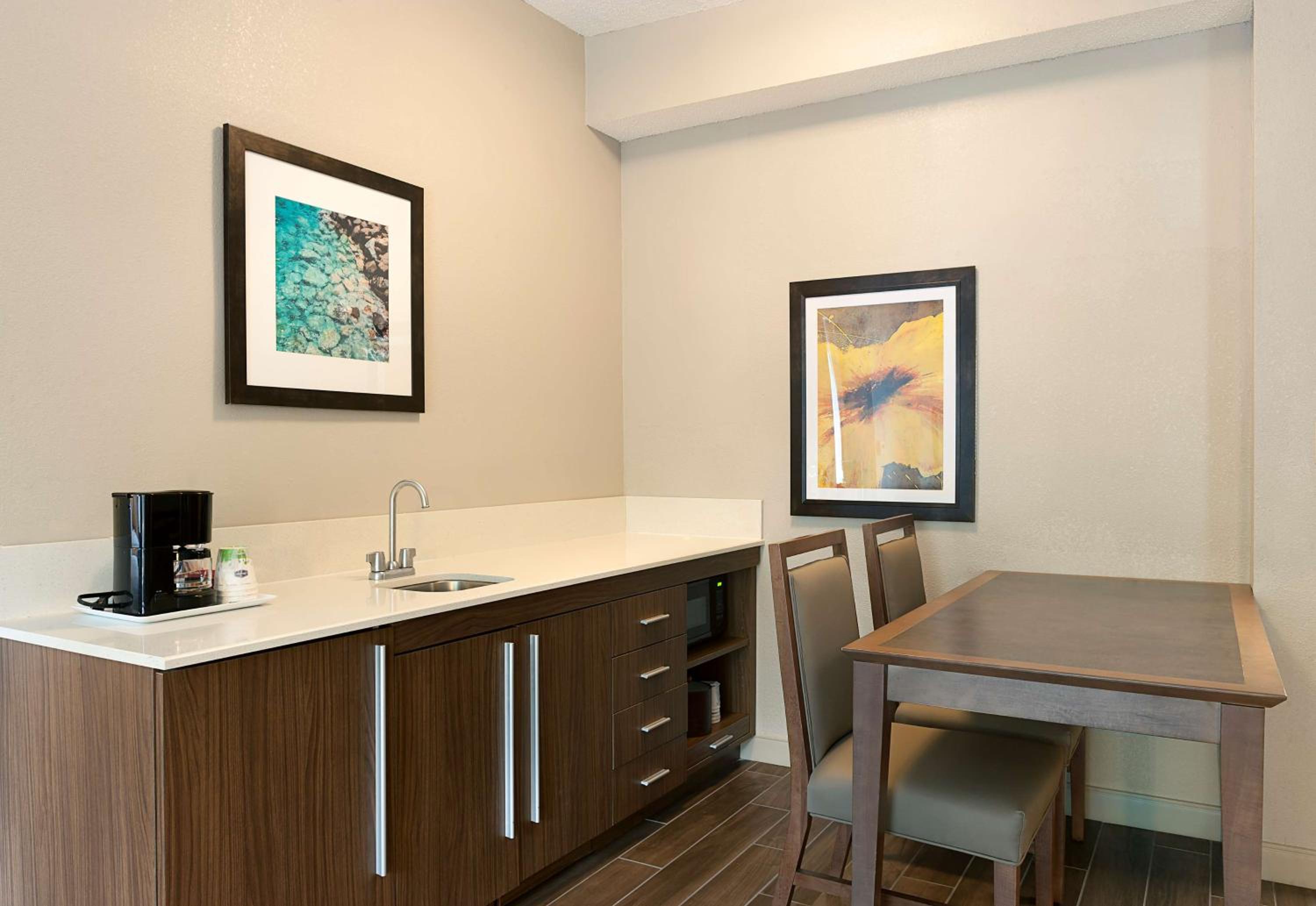 King Suite - Non-Smoking - Photo 2