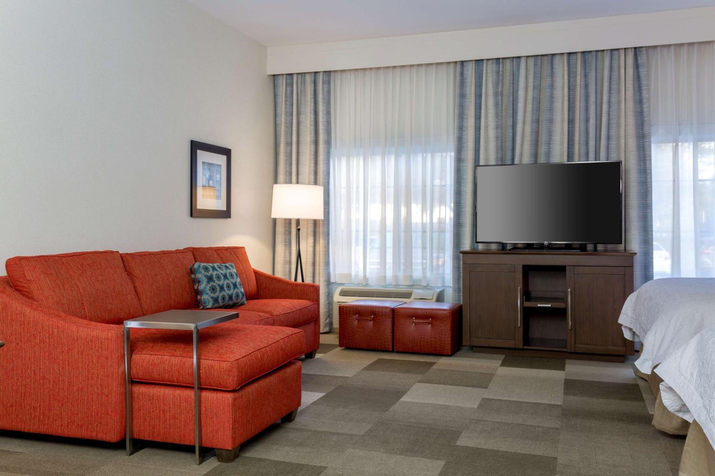 Queen Room with Two Queen Beds and Sofa Bed - Photo 5