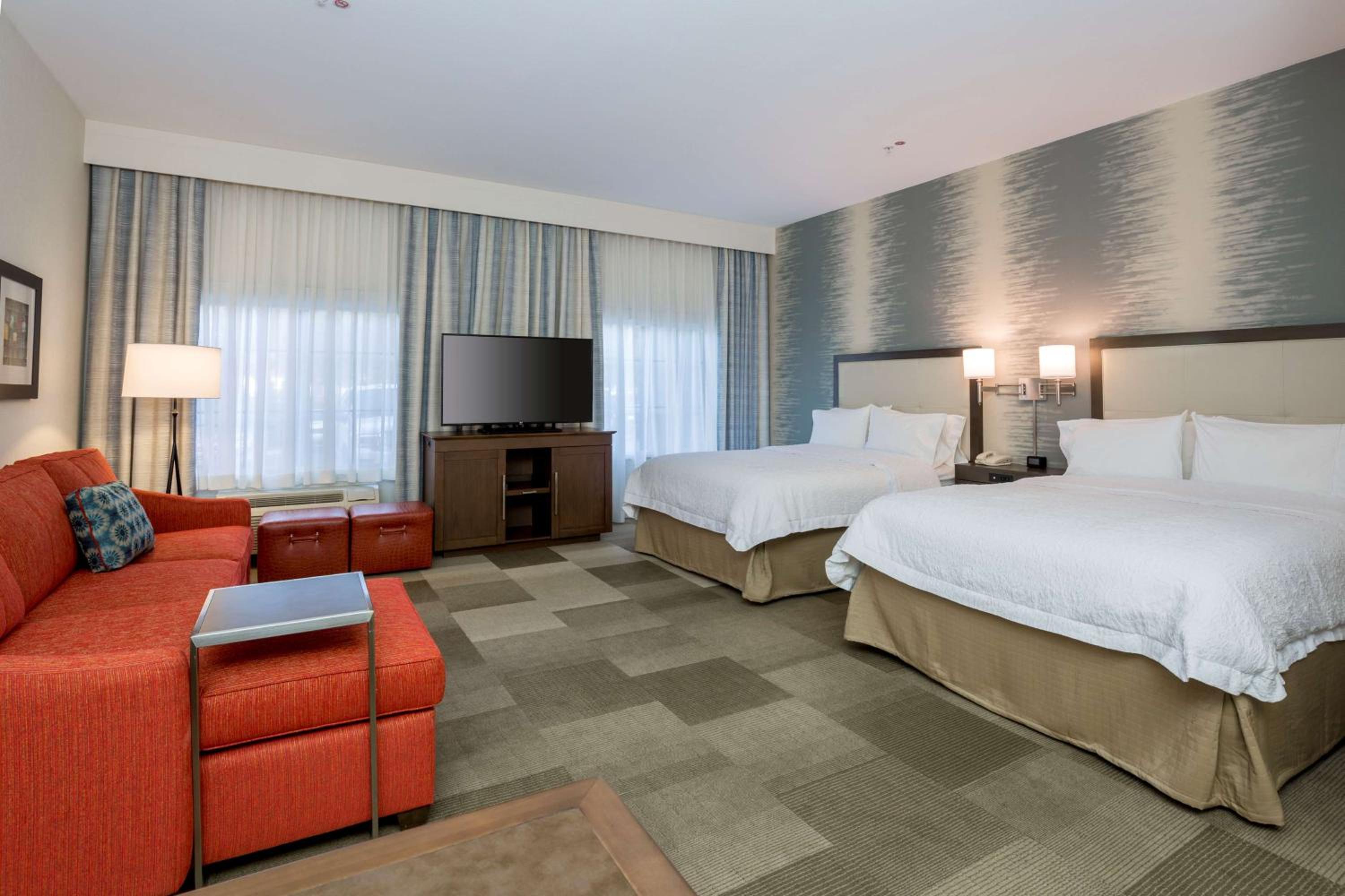 Queen Room with Two Queen Beds and Sofa Bed - Photo 4